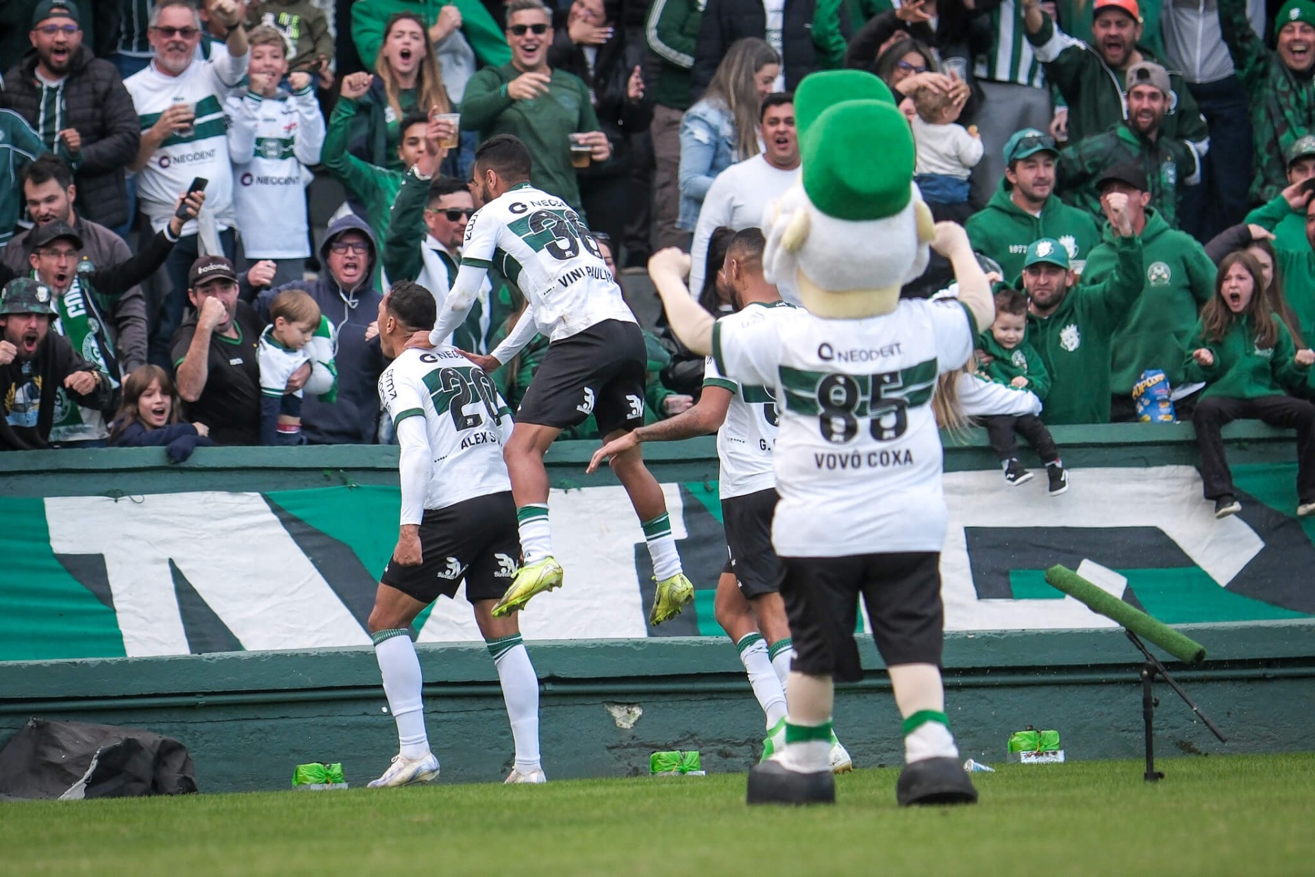 Estreia do novo manto e mais três pontos: Coritiba vence o Avaí no Alto da Glória 