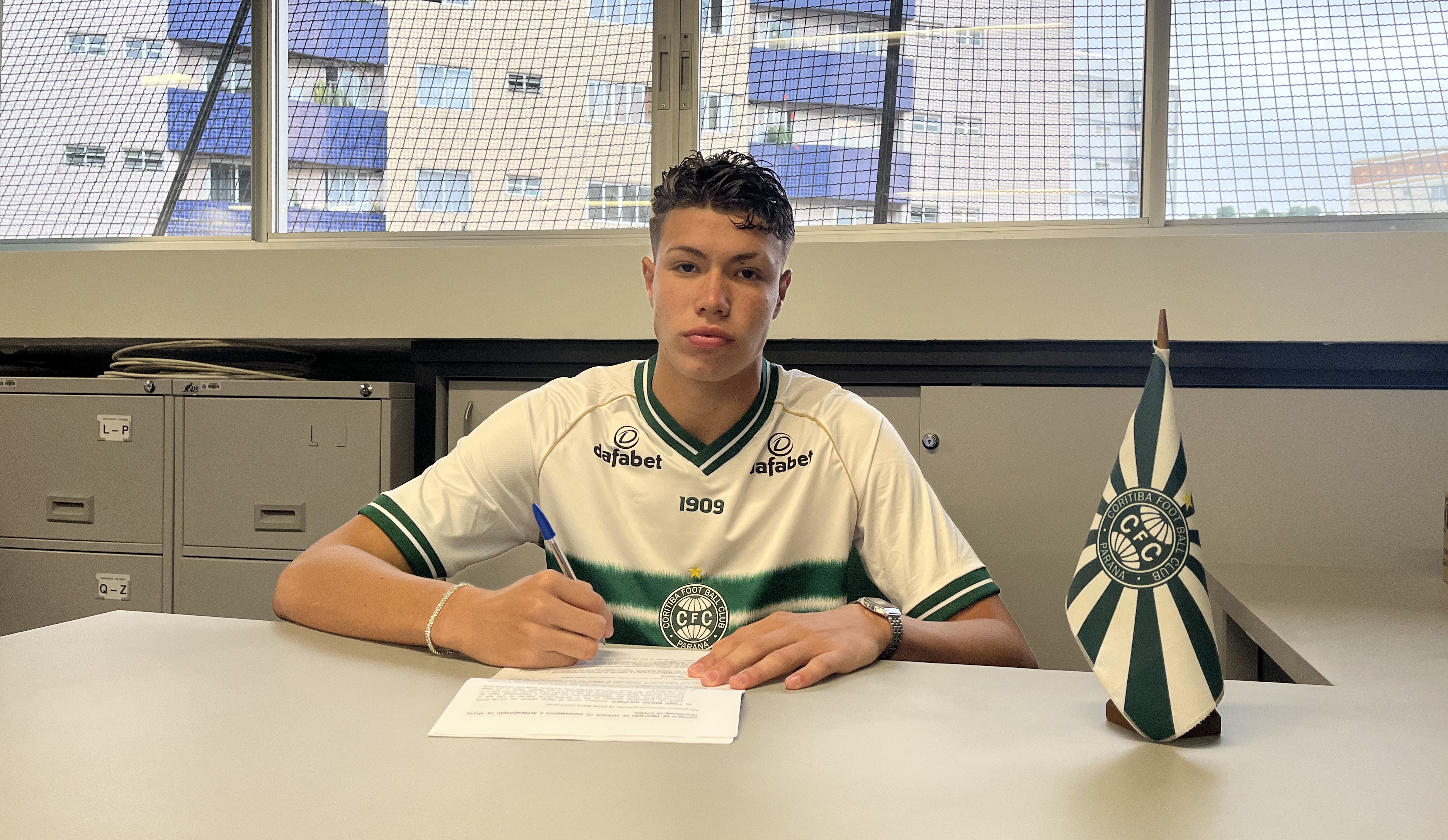 Thiago Barone assina seu primeiro contrato profissional