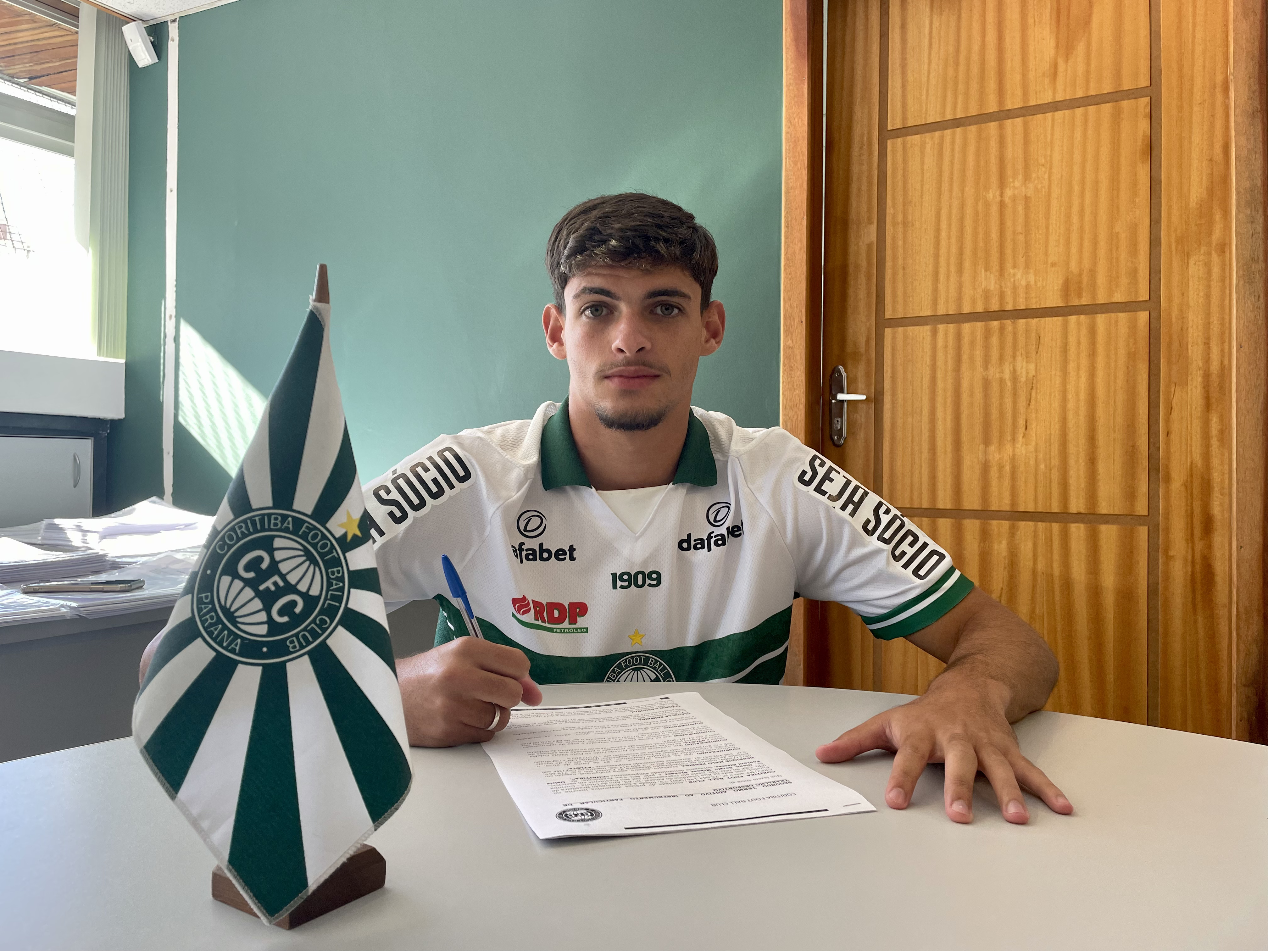 Henrique Melo estende contrato de emprstimo com o Coritiba