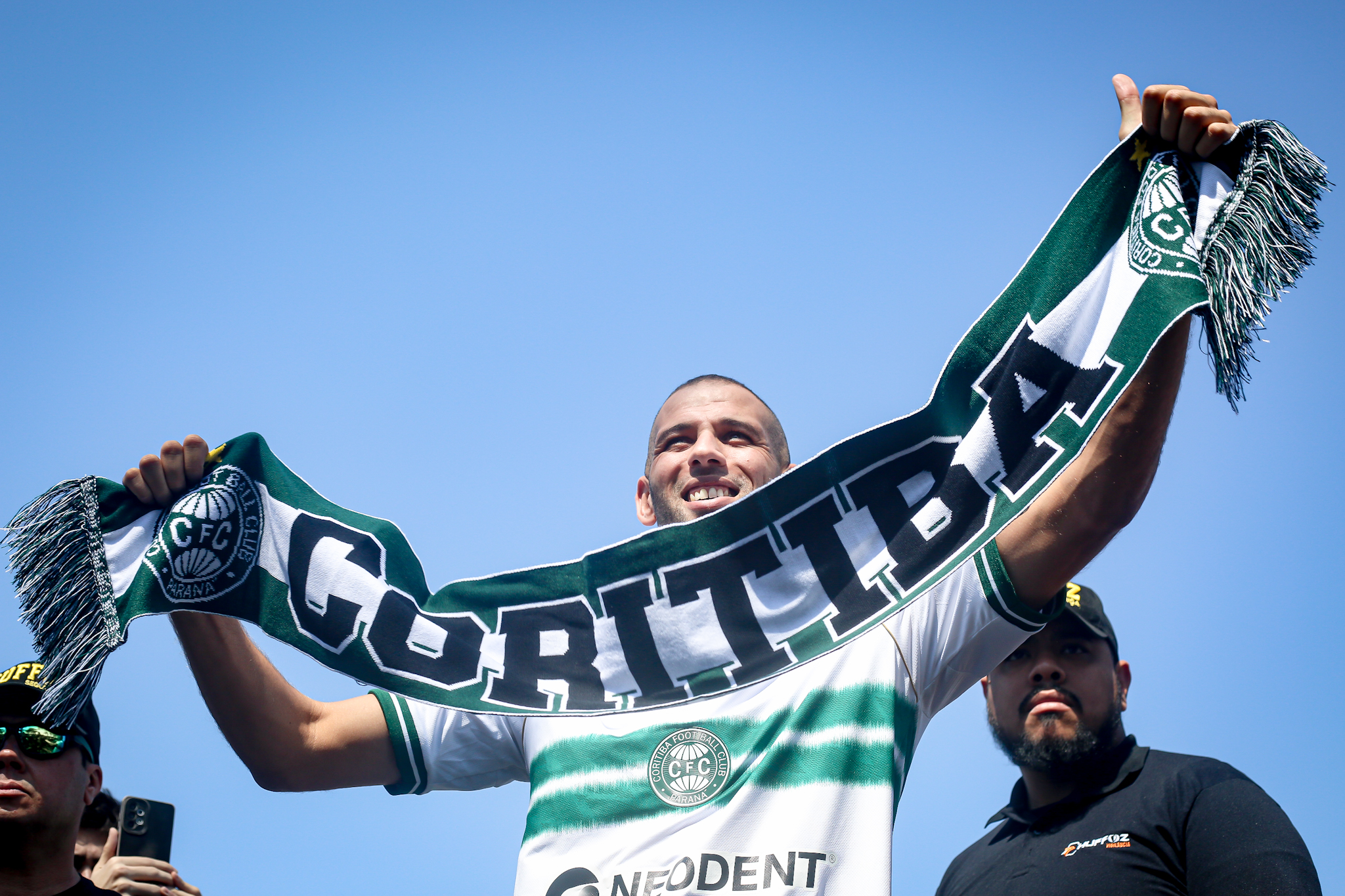 Slimani desembarca em Curitiba e  saudado pela torcida coxa-branca