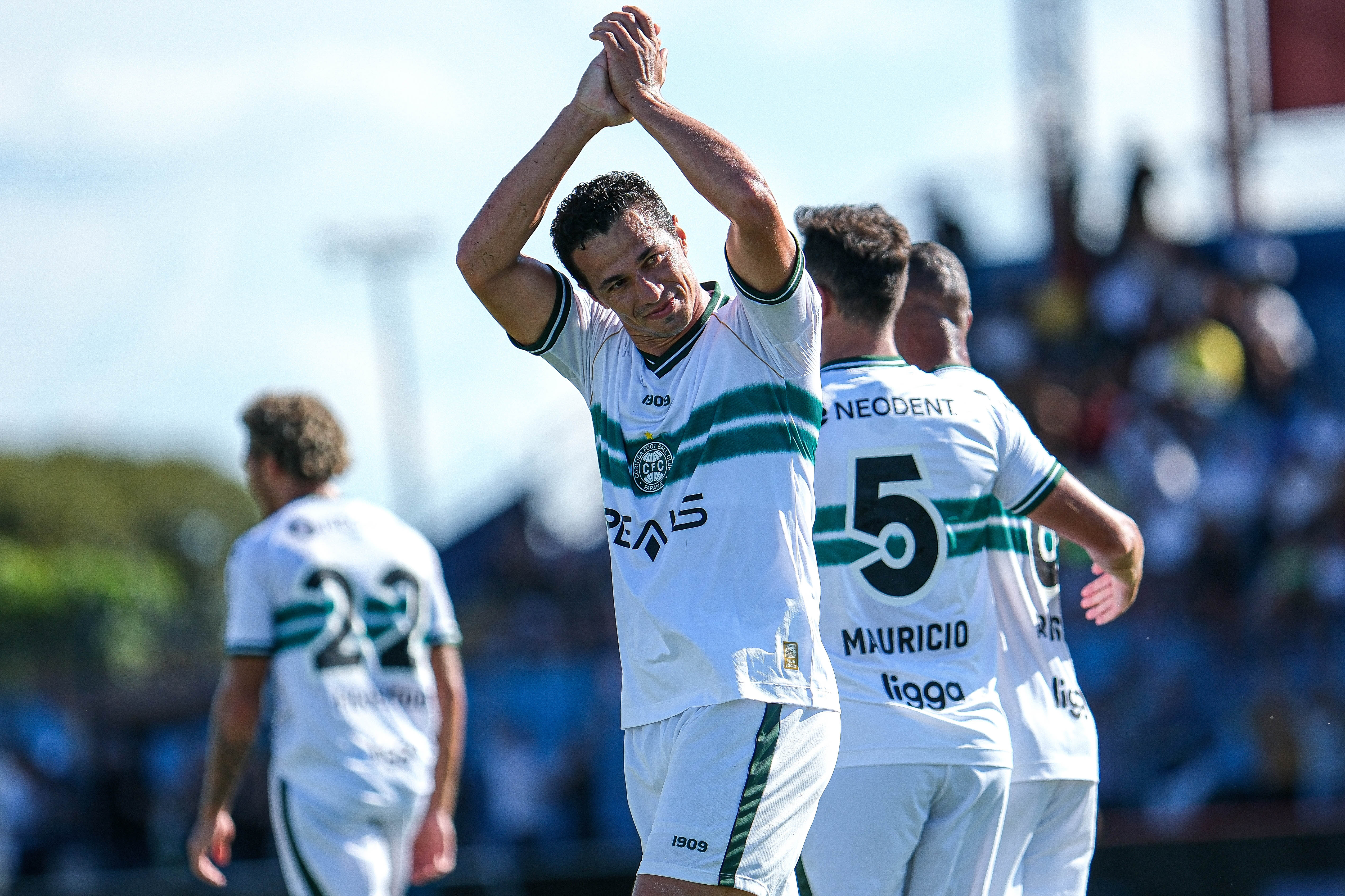 Leandro Damio estreia e marca seu primeiro gol pelo Coritiba