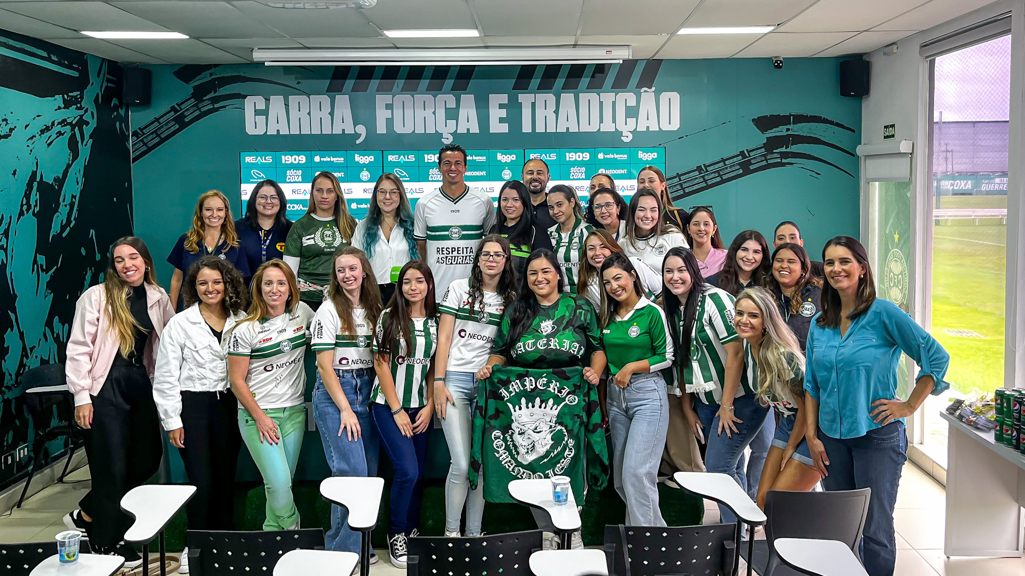 Leandro Damio e Robson concedem entrevista coletiva  mulheres 