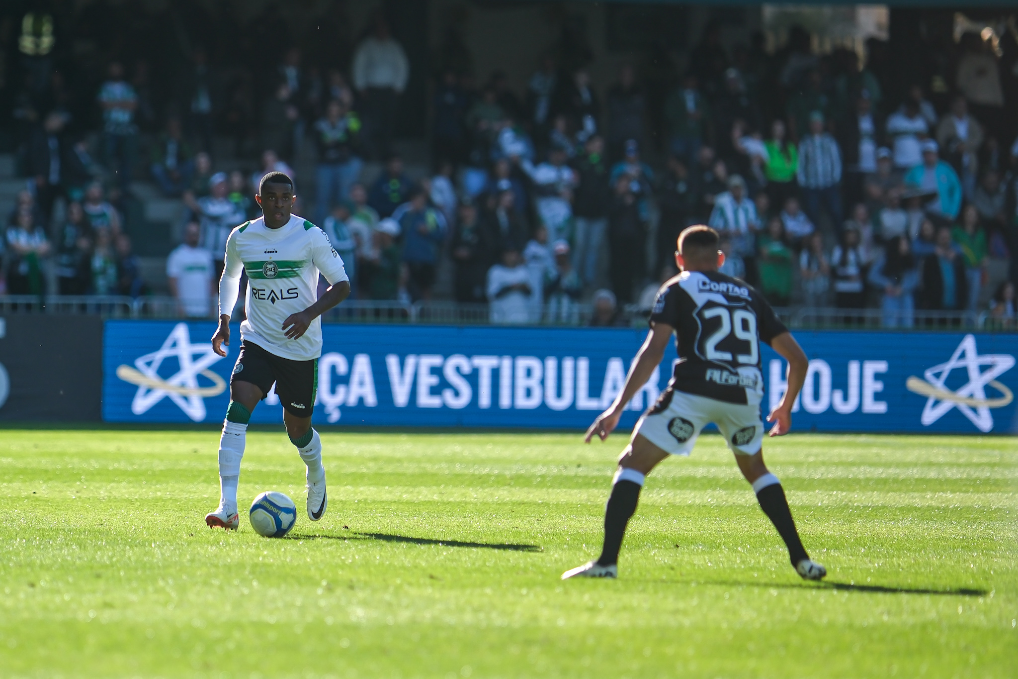 Tudo igual no Couto Pereira contra a Ponte Preta 