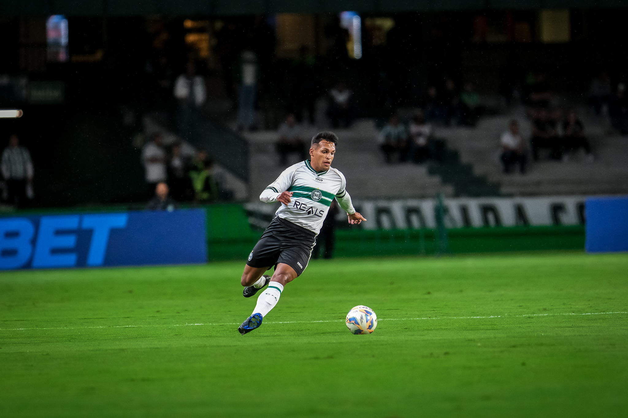 Empate no Couto Pereira