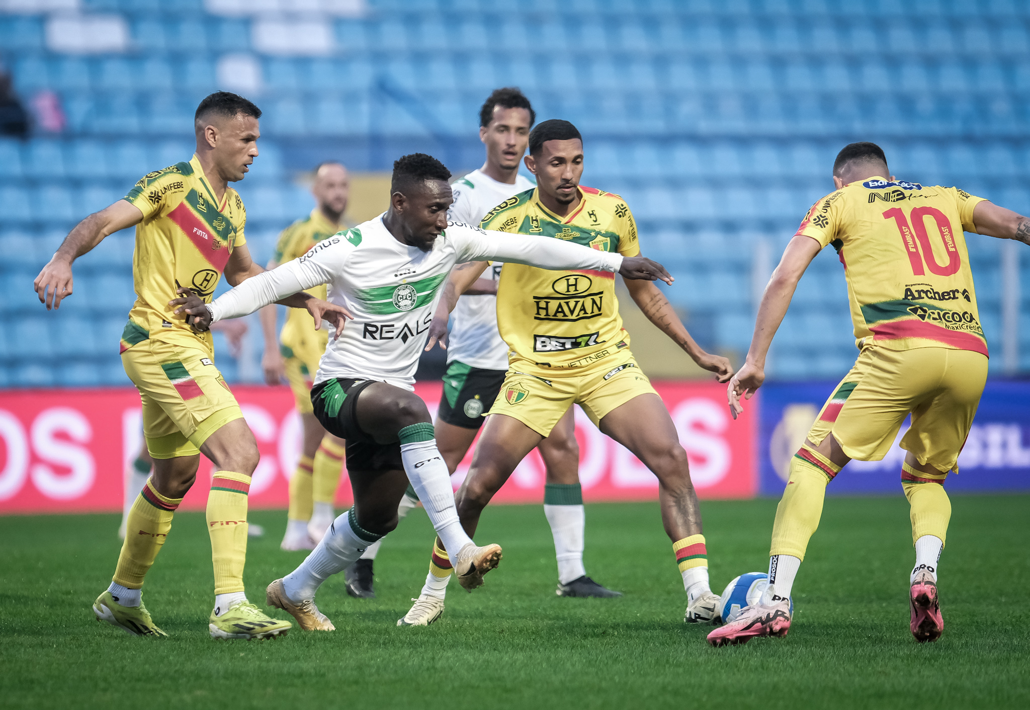 Estreias de Eryc Castillo e Z Gabriel marcam partida com vitria entre Brusque e Coritiba