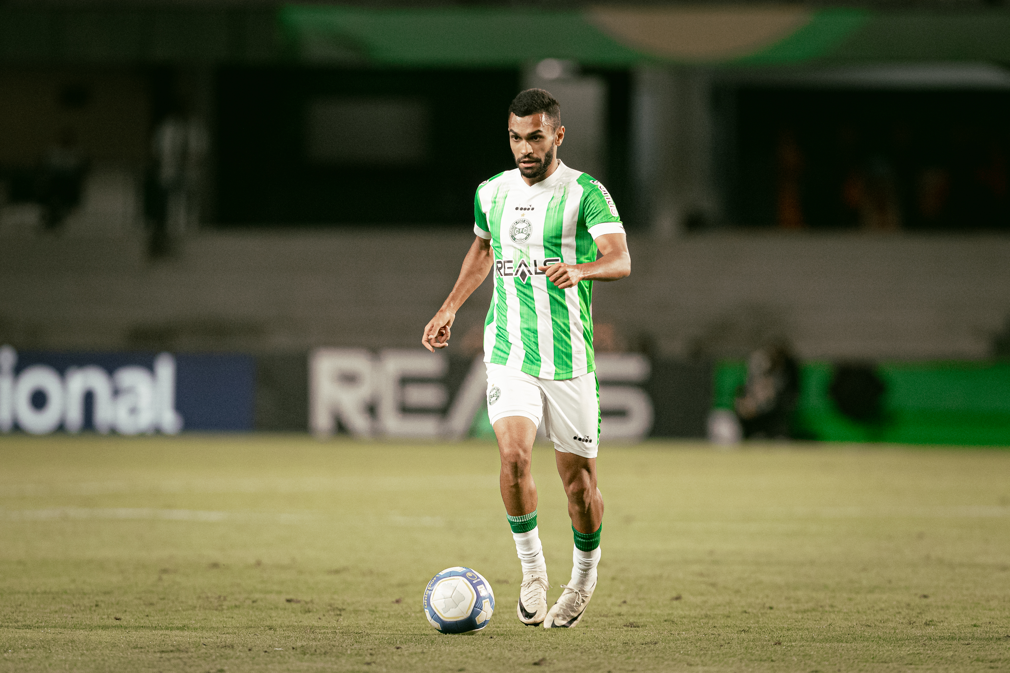 Coritiba fecha temporada de 2024 com derrota no Couto Pereira