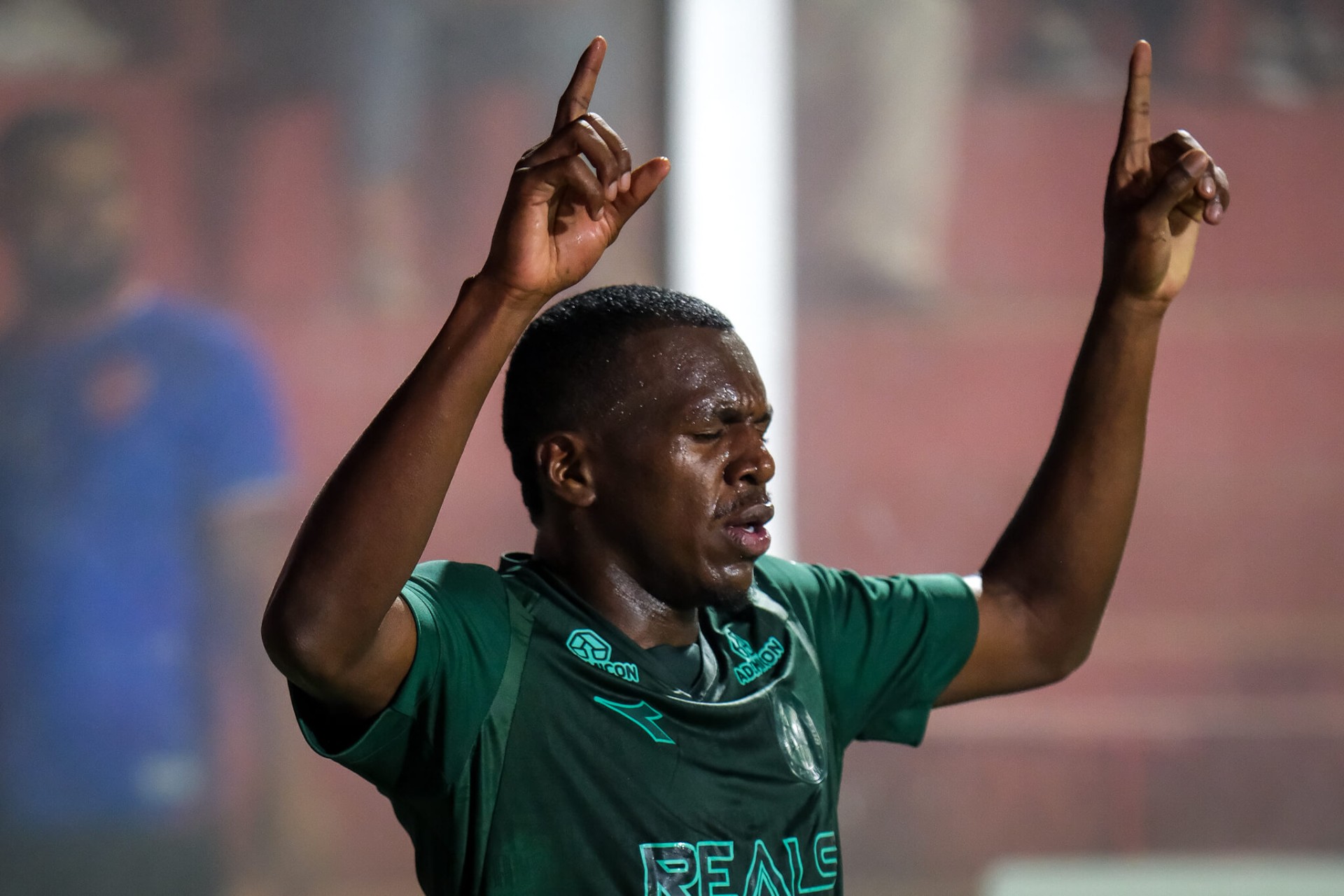 Coritiba vence fora de casa e assume a liderana