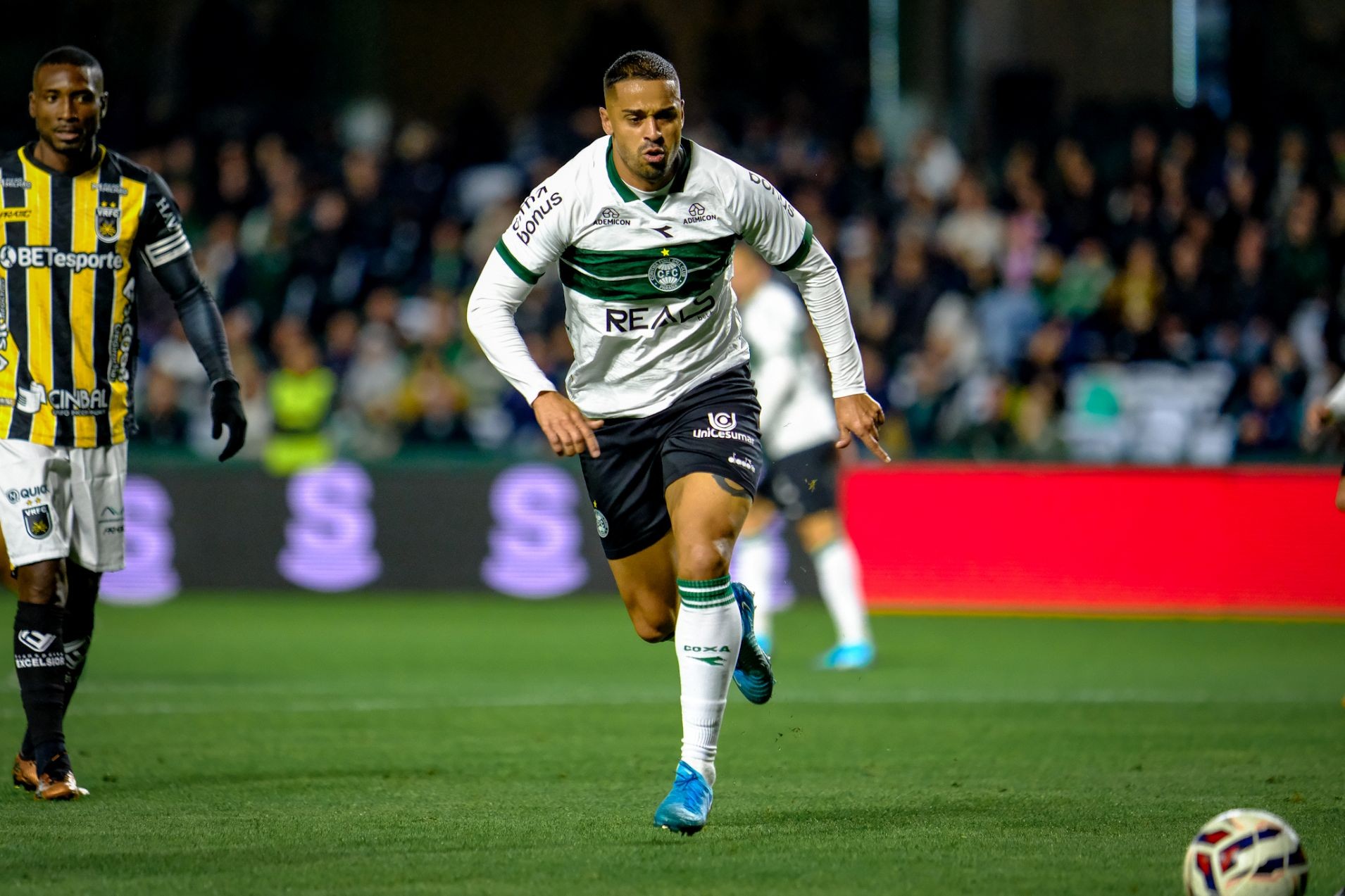 Mais uma vez, vence o Coritiba em noite gelada no Alto da Glria! 