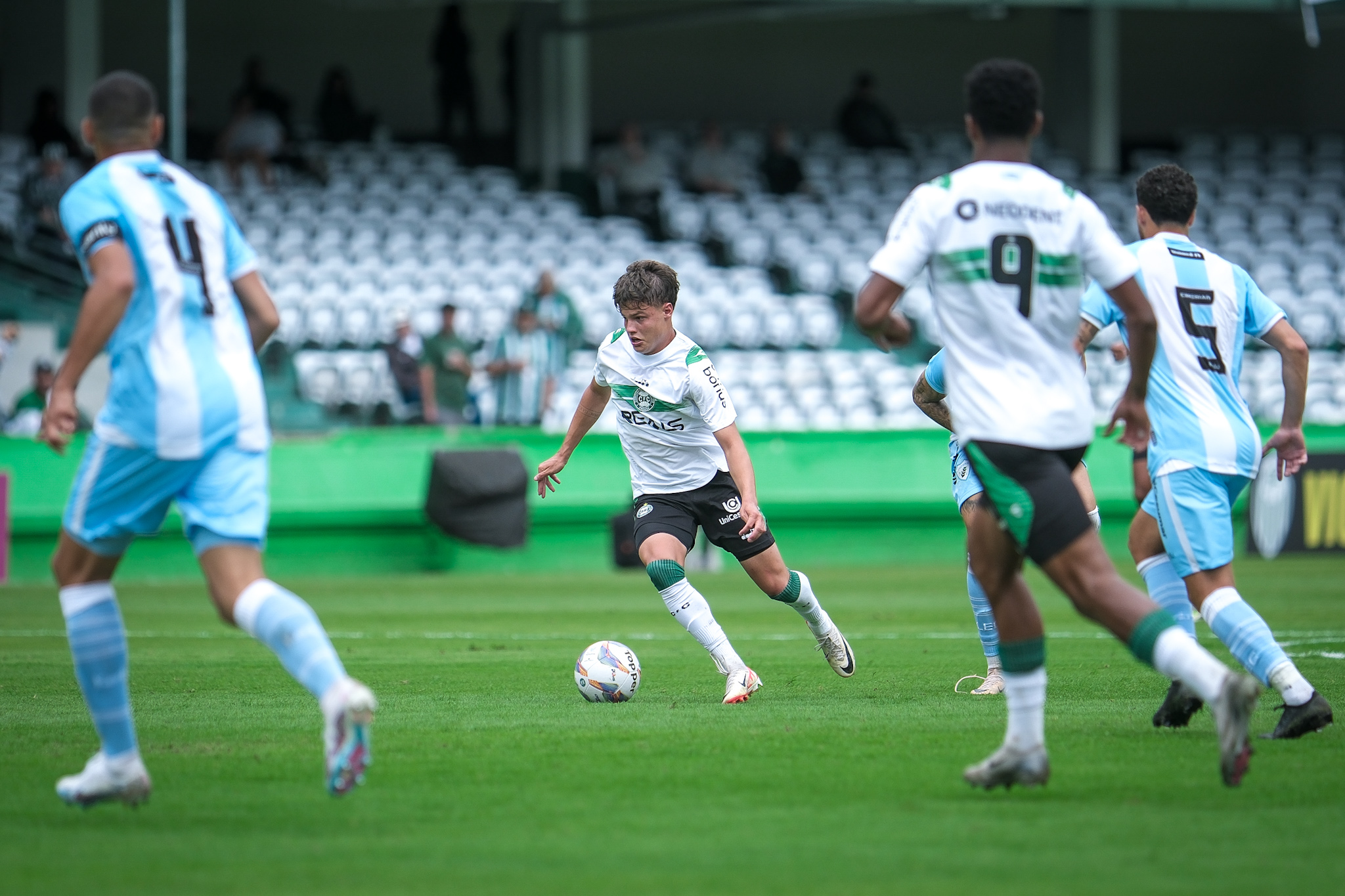 Coritiba  superado em casa na estreia do Paranaense 2025  