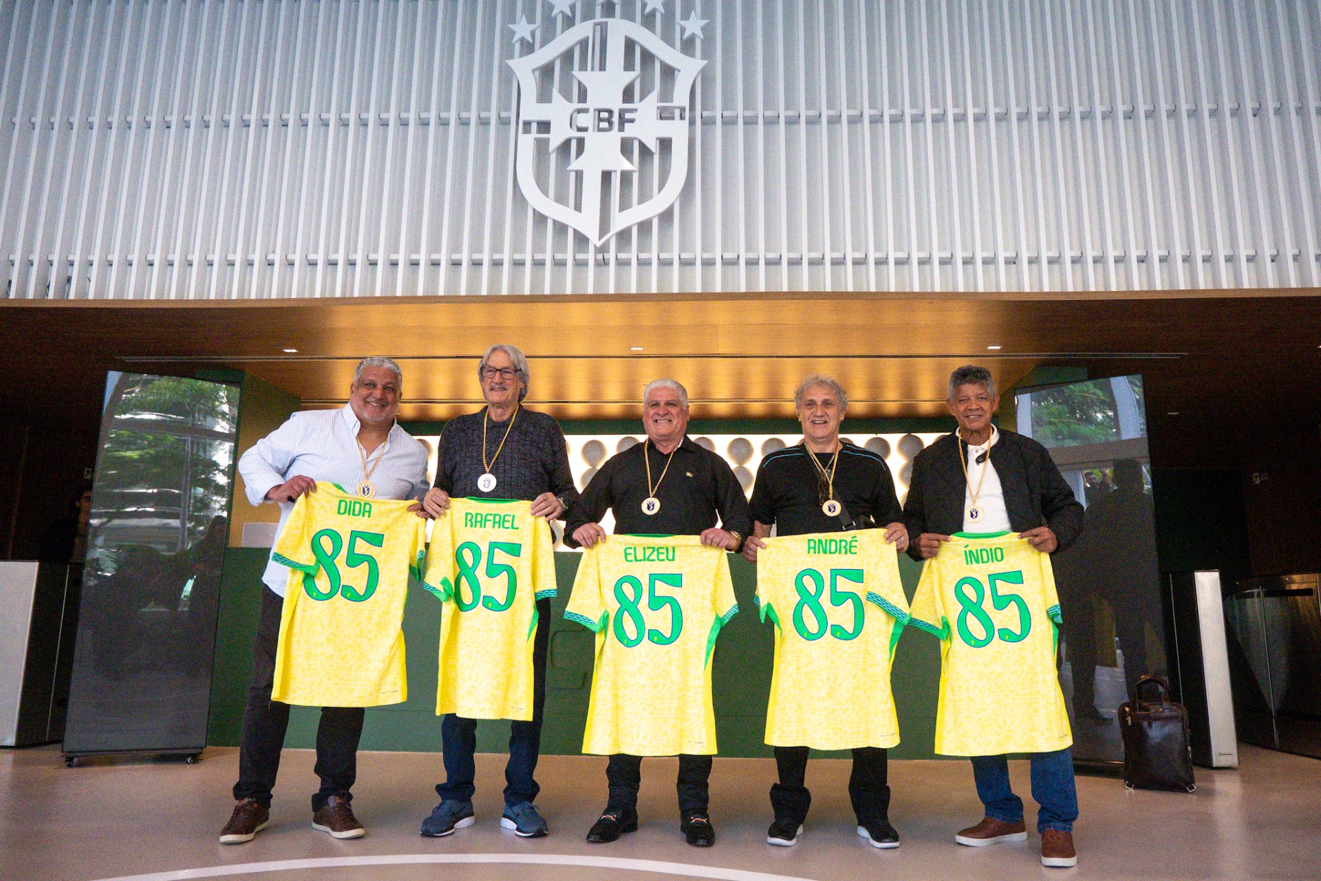 Campees de 85 recebem as medalhas do ttulo na sede da CBF