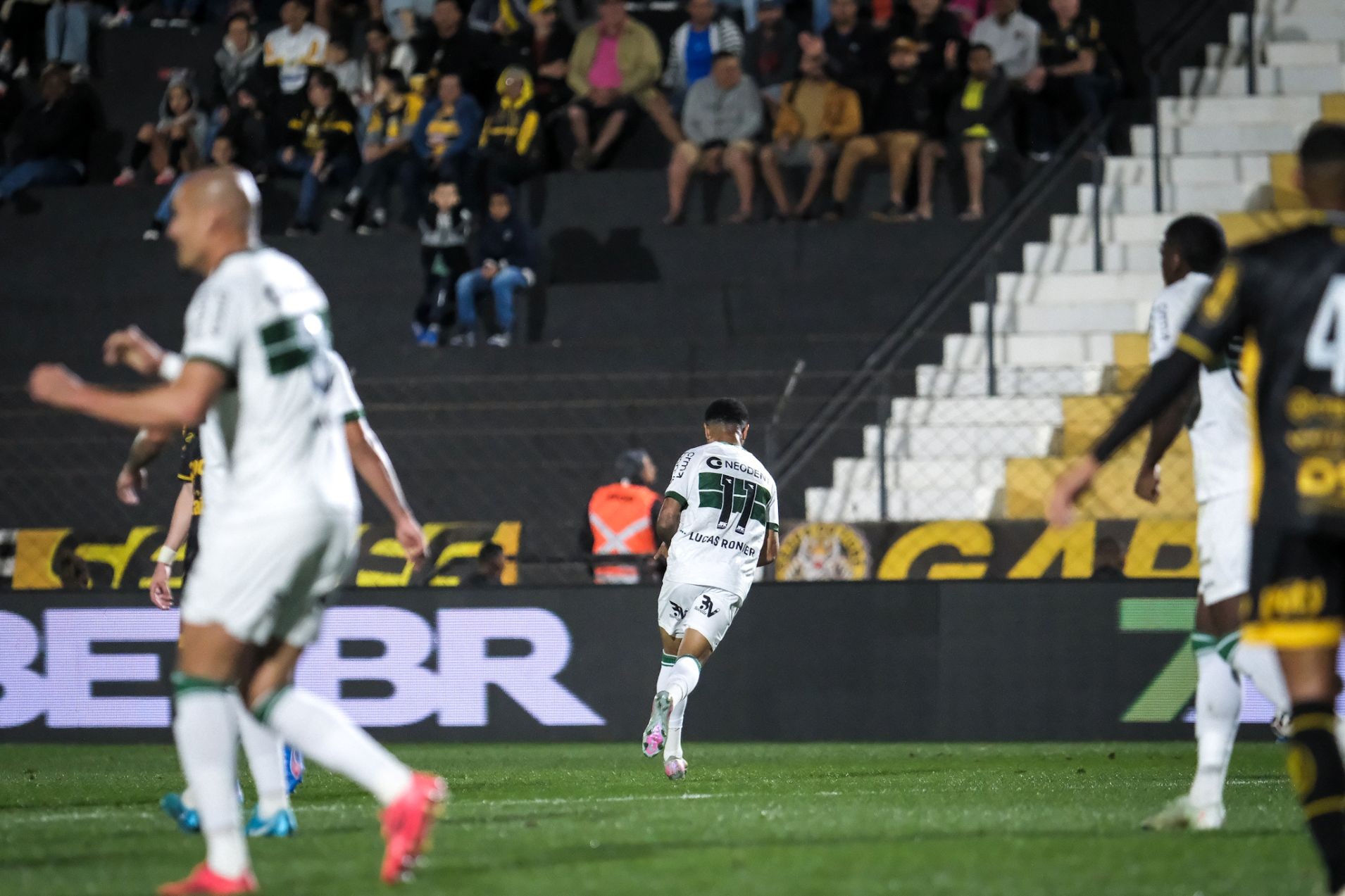Coritiba vence o Novorizontino fora de casa