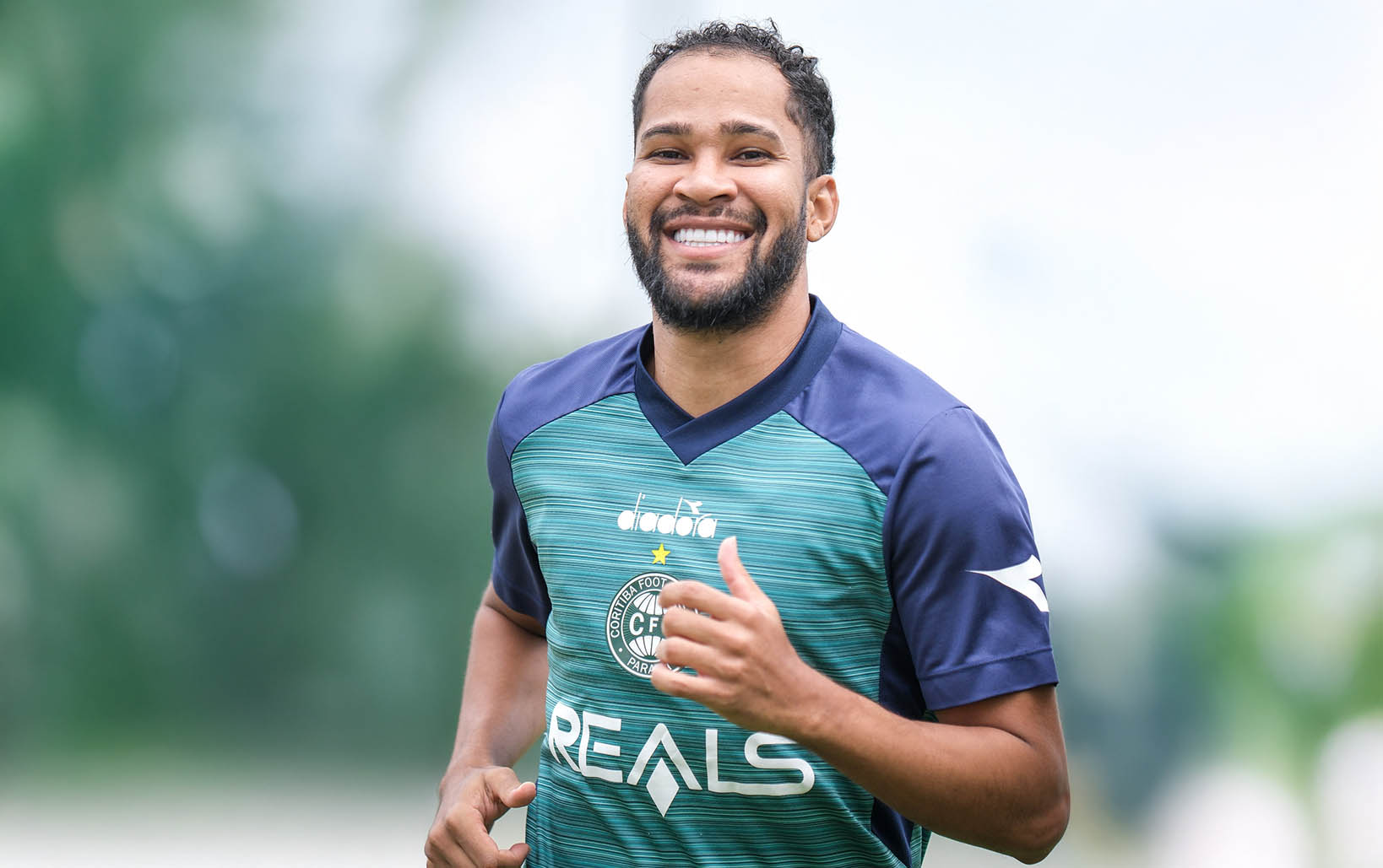 Everaldo volta aos treinos com o elenco alviverde 