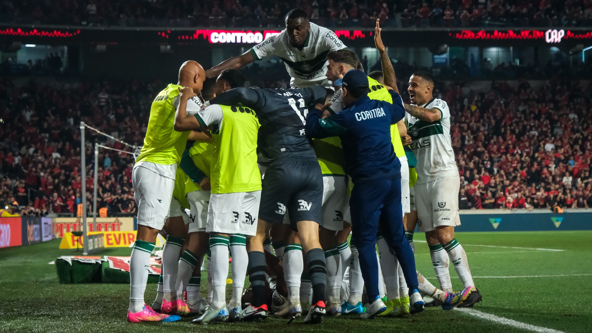 Vence o Coritiba na Arena da Baixada