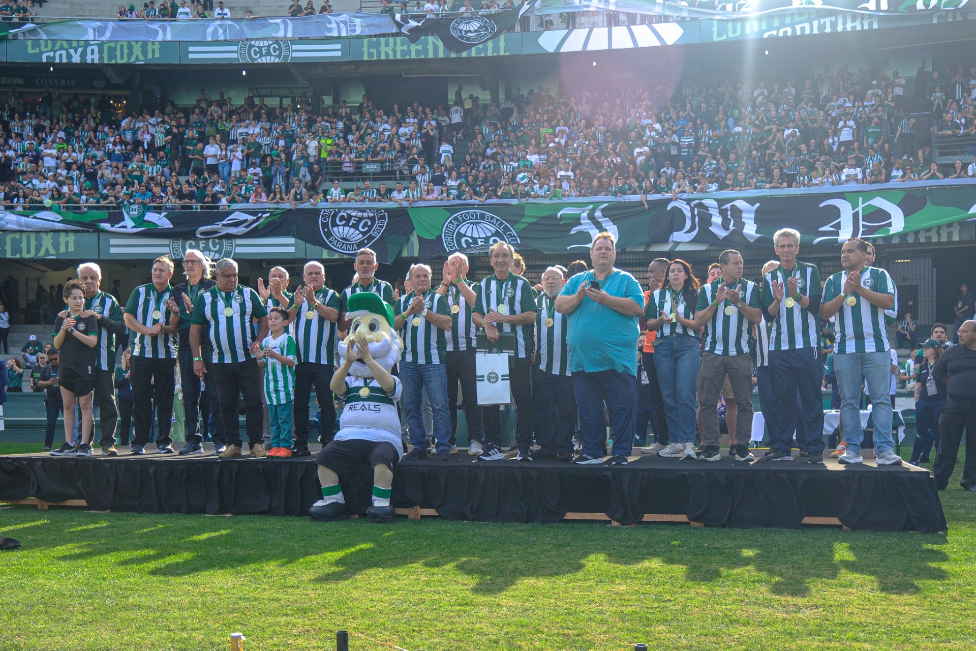 Campees de 1985 so homenageados no Couto 