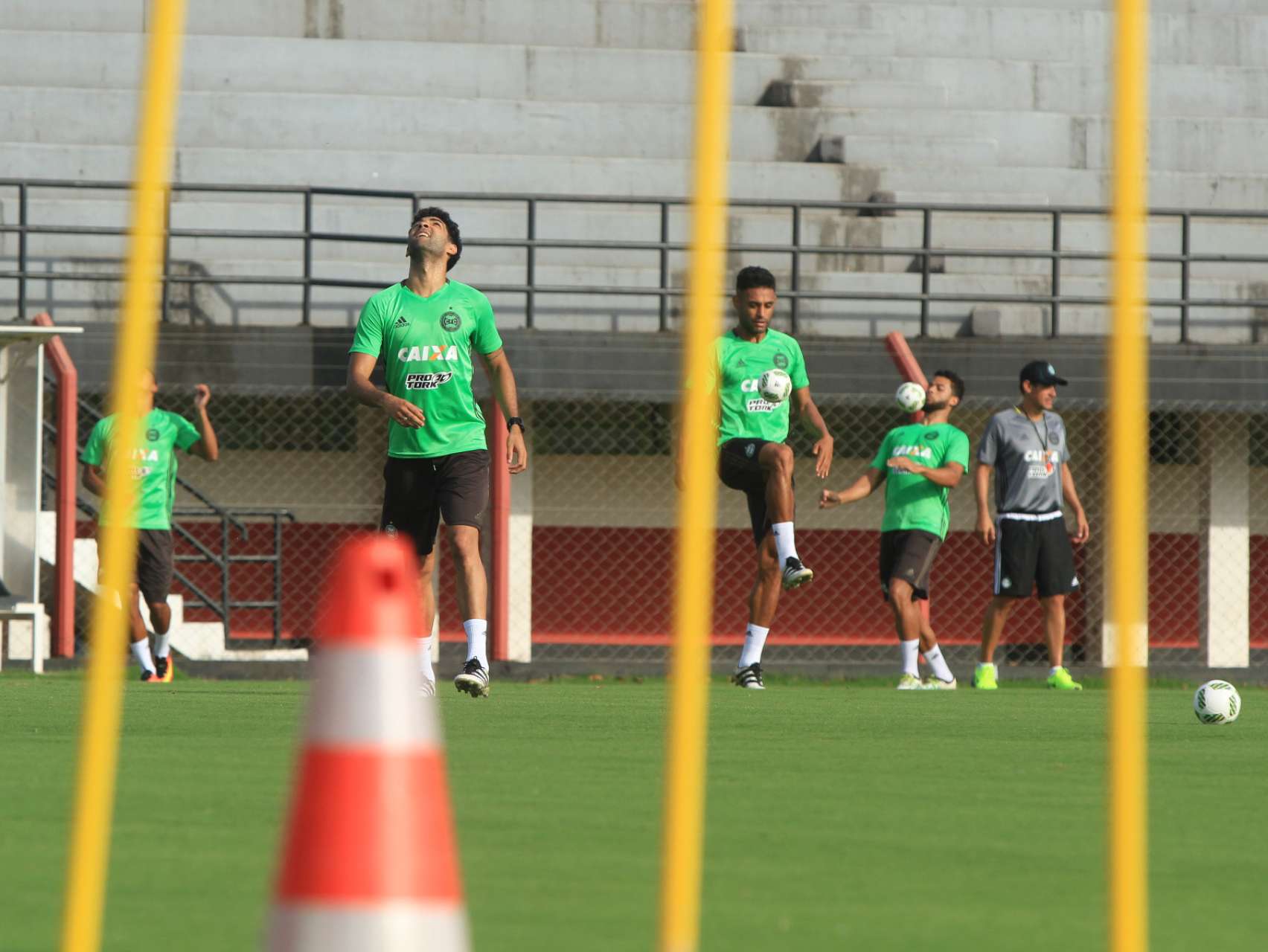 Coxa treina no campo do Flamengo