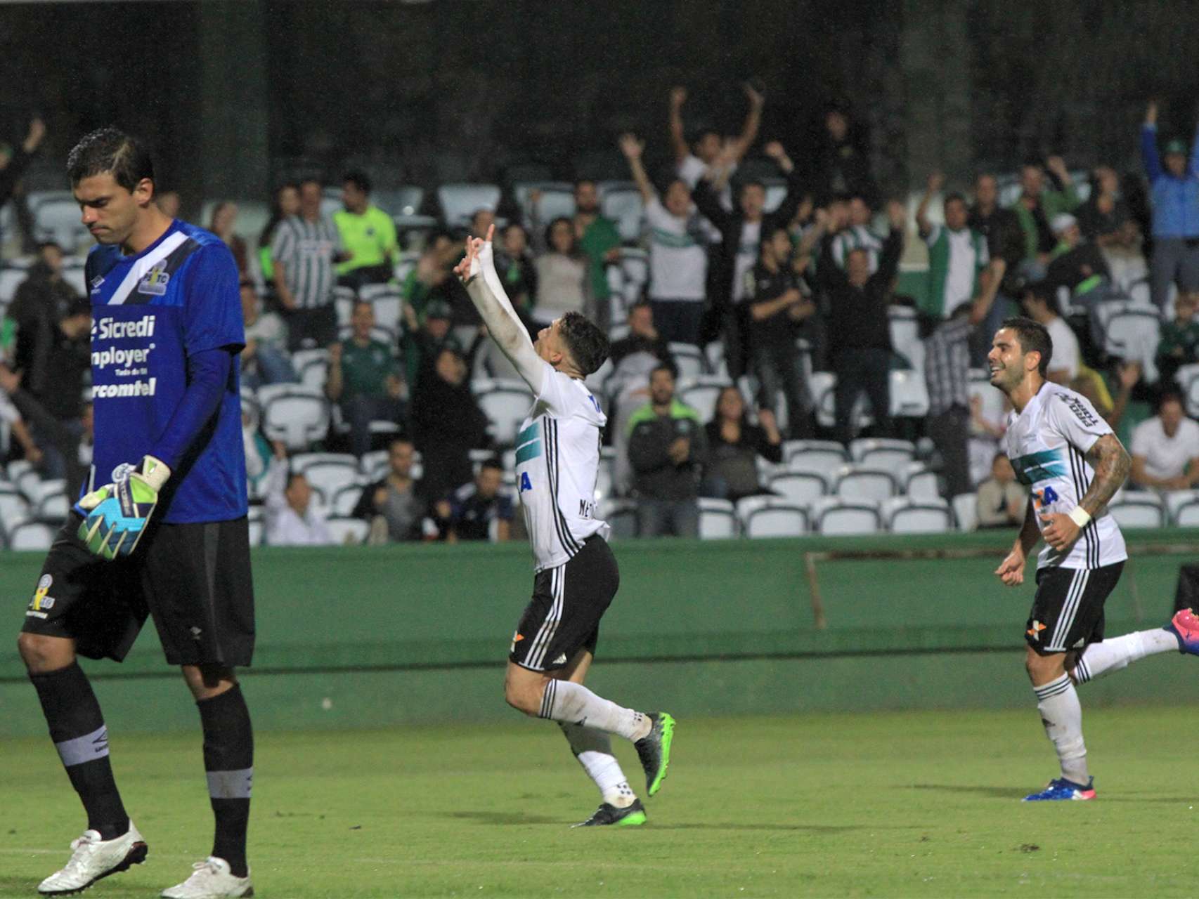 Coxa vence e garante classificao