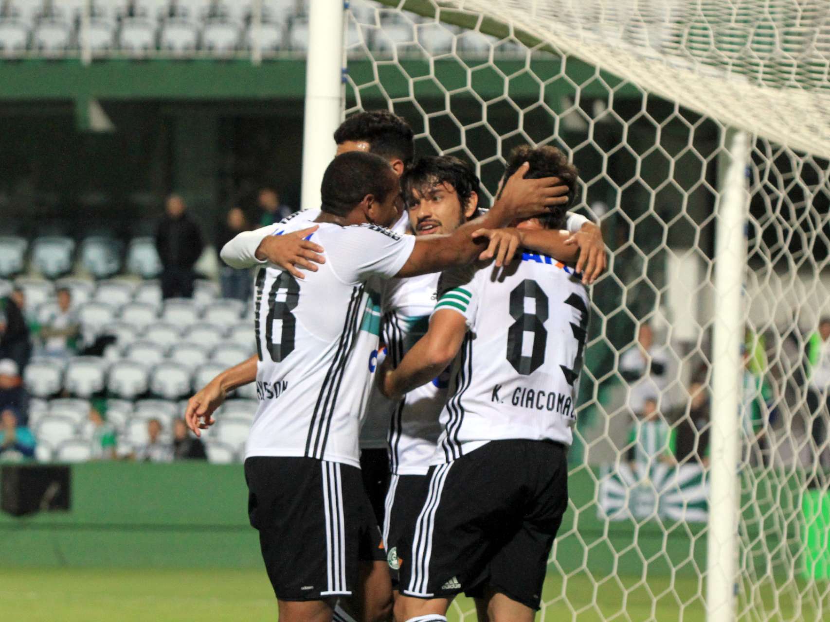 Com nova goleada, Coxa confirma classificao