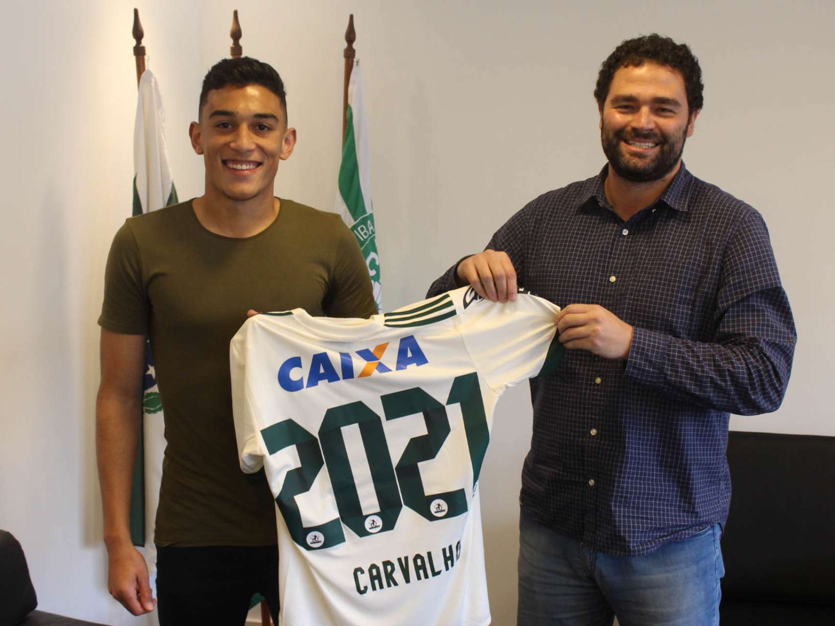 Coritiba renova contrato com Vitor Carvalho