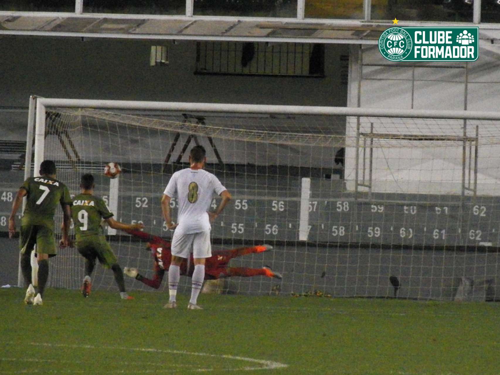 Coxa vence o Santos na Vila Belmiro