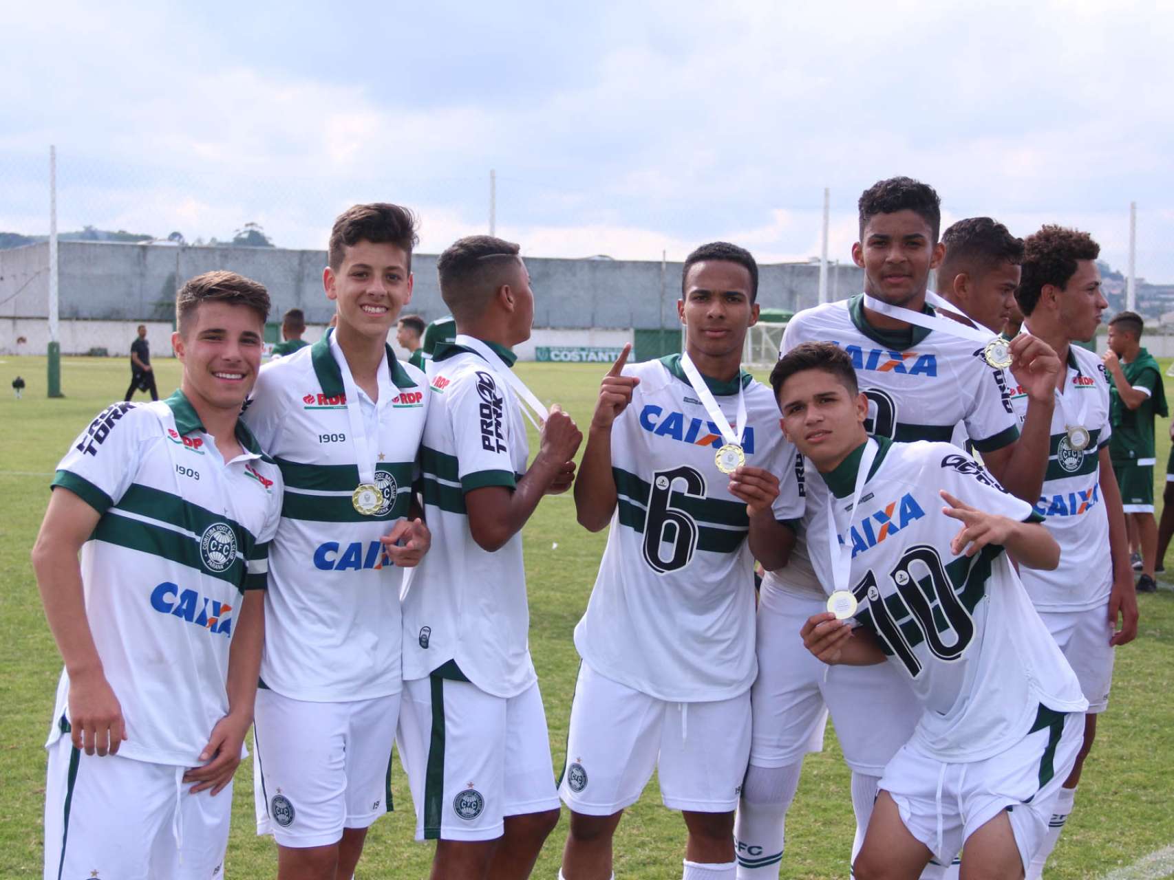 Sub-15 comemora ttulo estadual