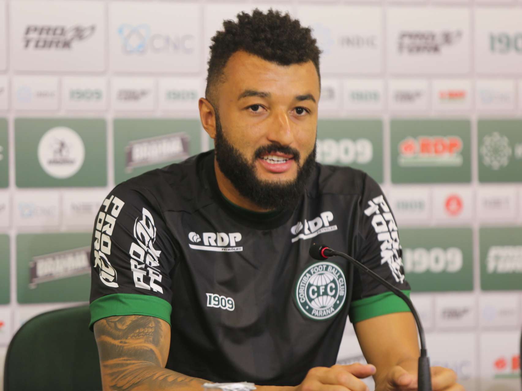 Coritiba apresenta Alex Muralha