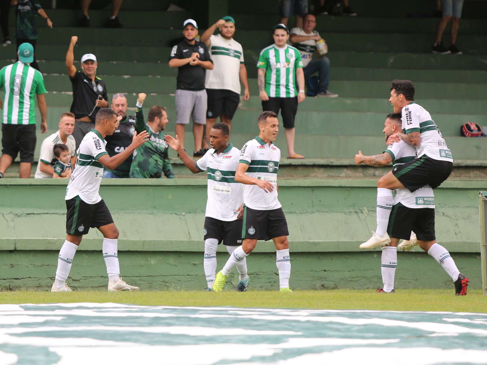 Coxa vence no Couto Pereira
