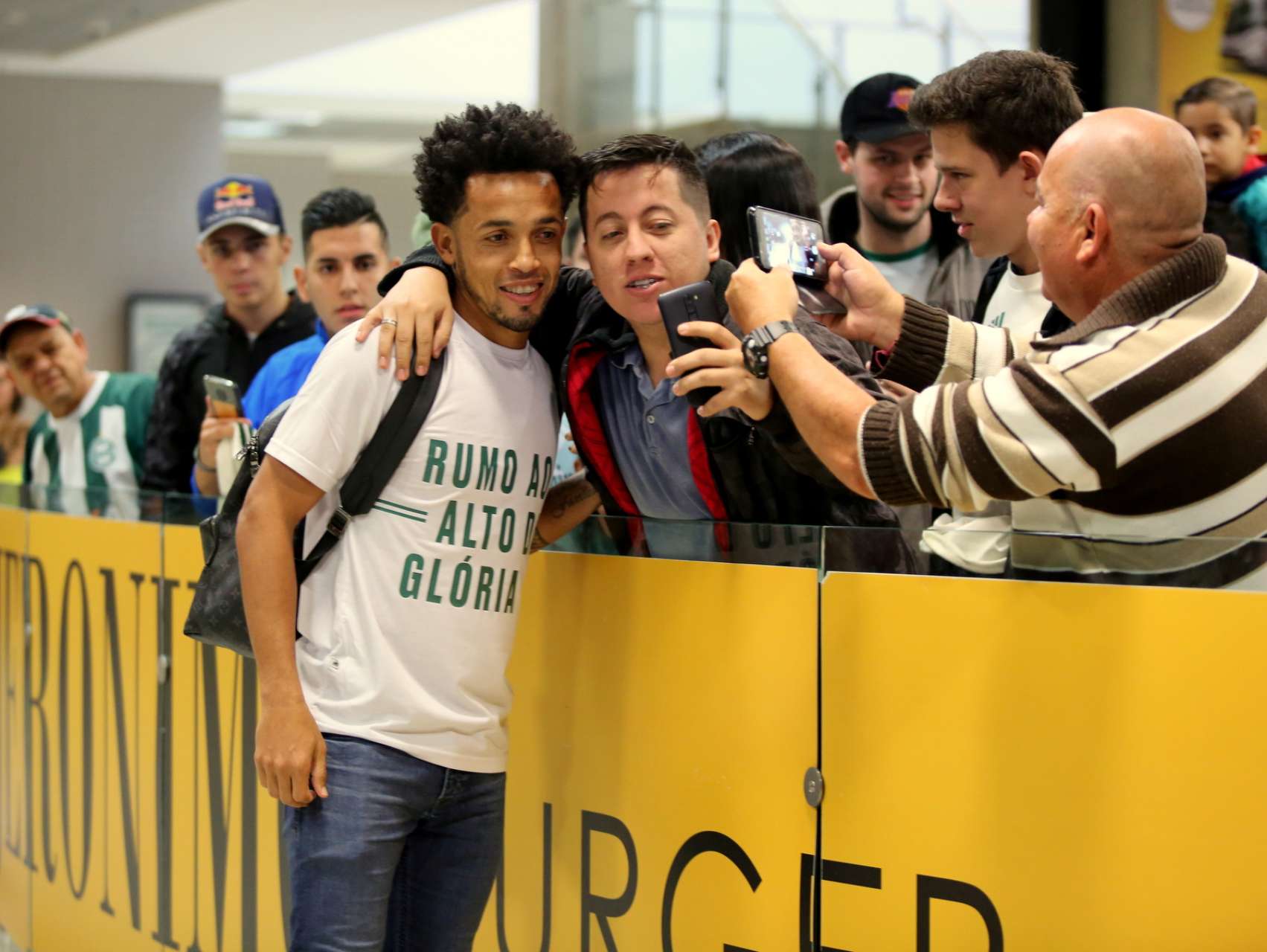 Rafinha chega a Curitiba