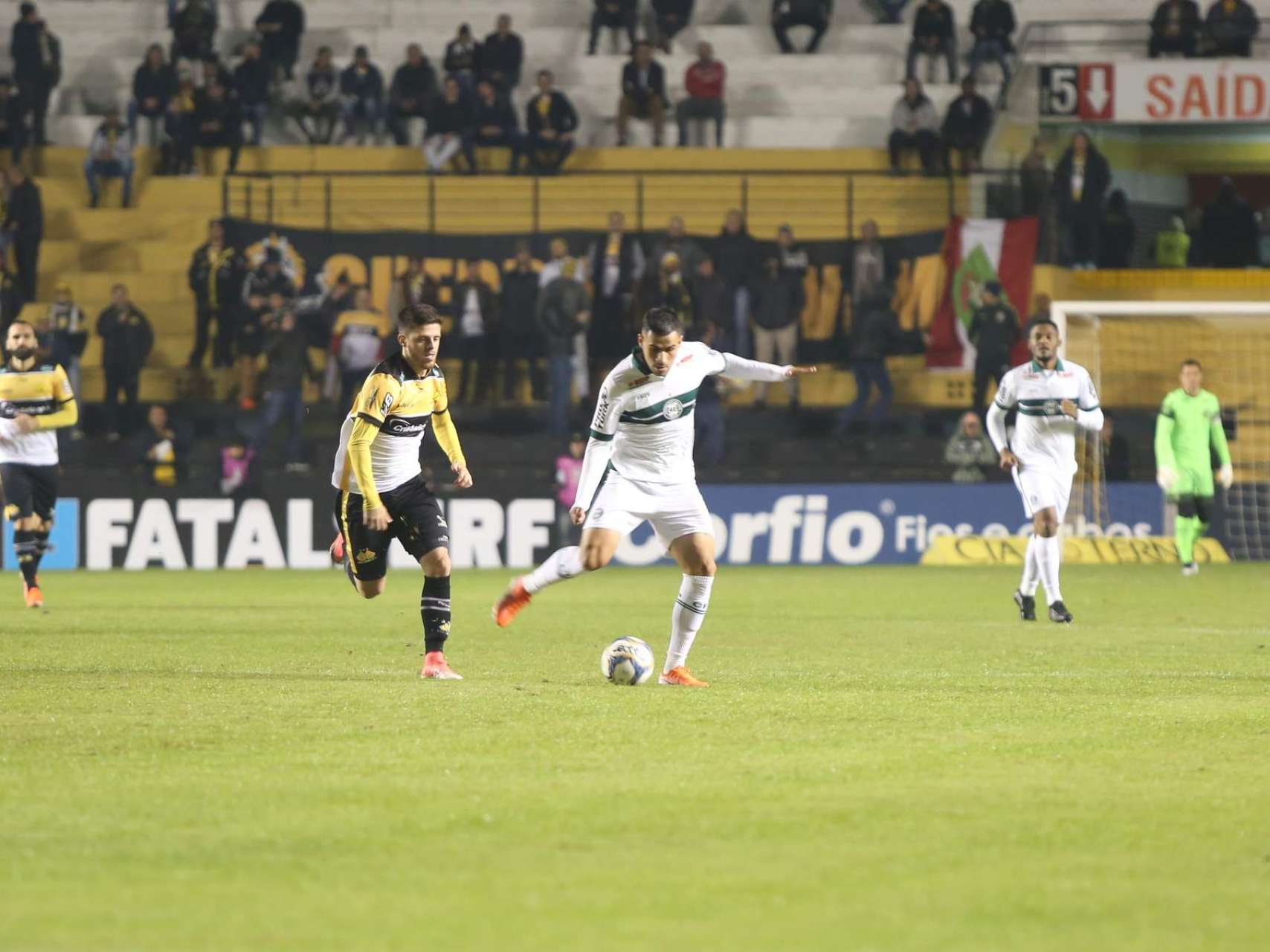 No ltimo minuto, Coxa perde em Santa Catarina