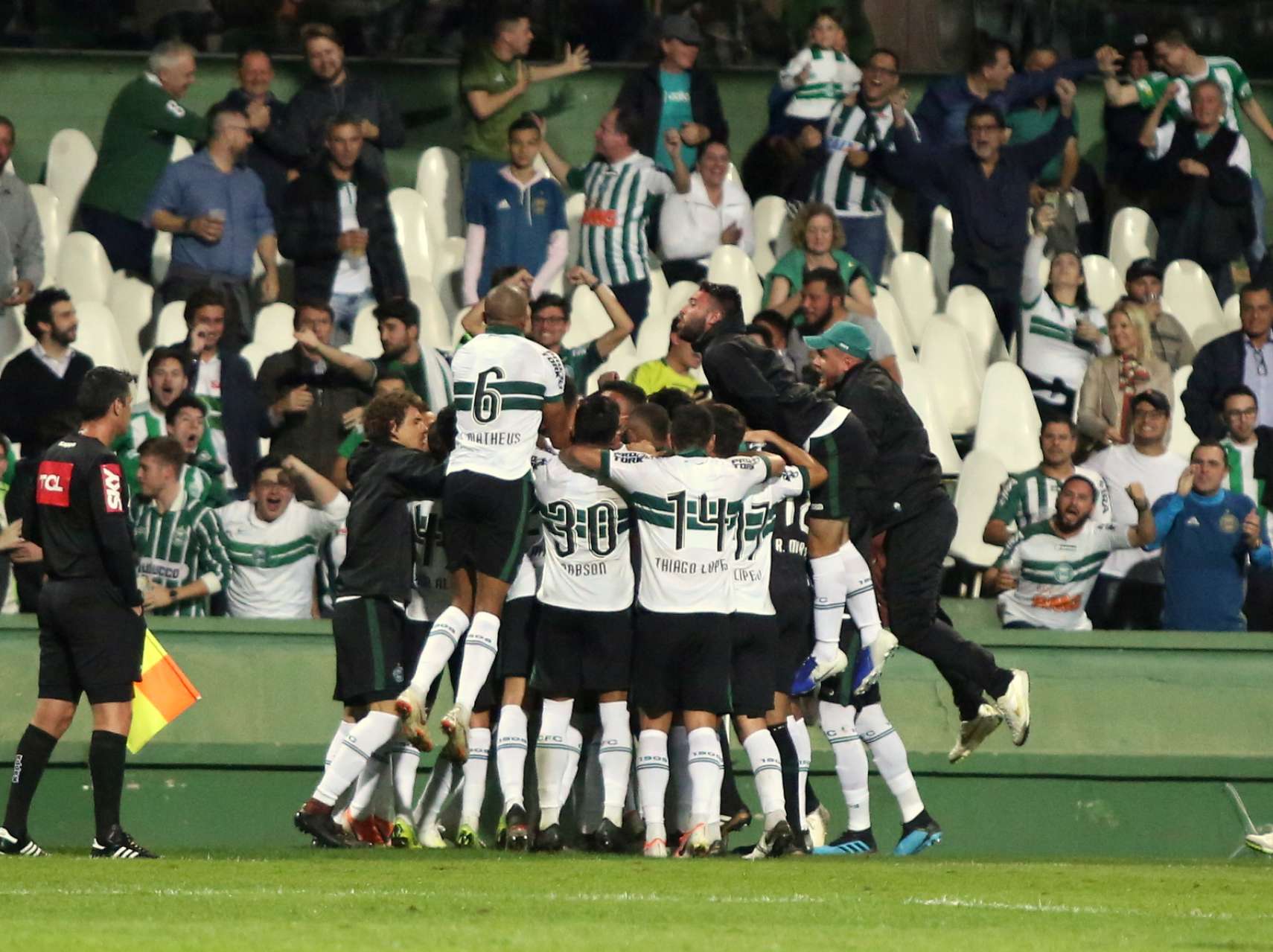 Coxa vence segunda seguida em casa