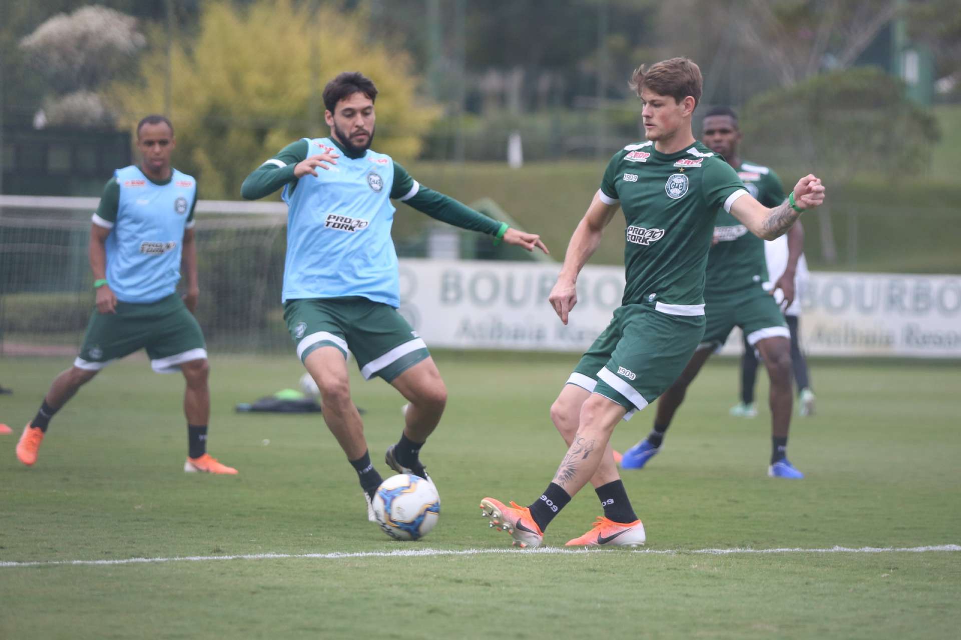 Elenco alviverde treina em Atibaia