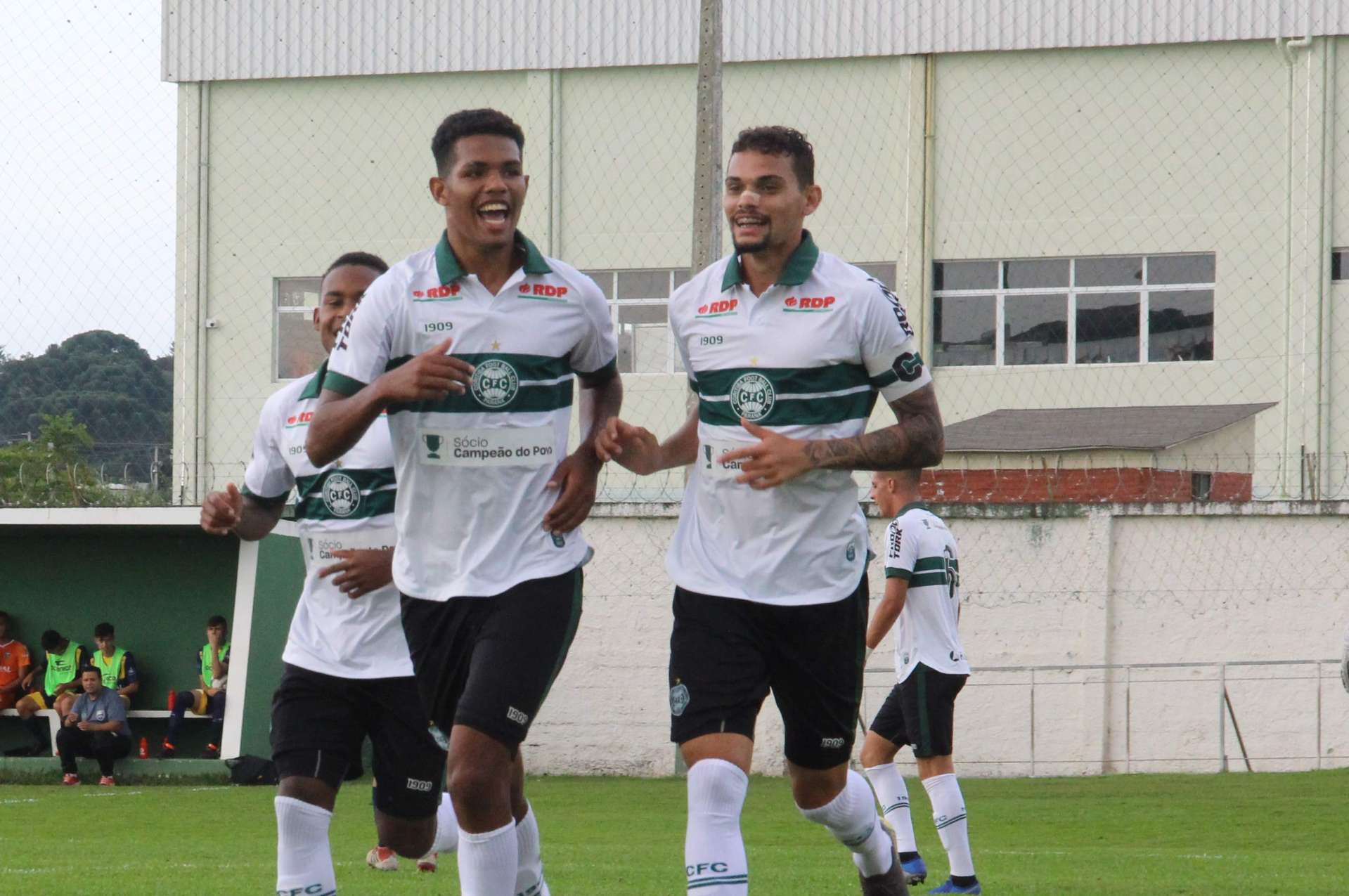 Coxa sai na frente na semi do Sub-19