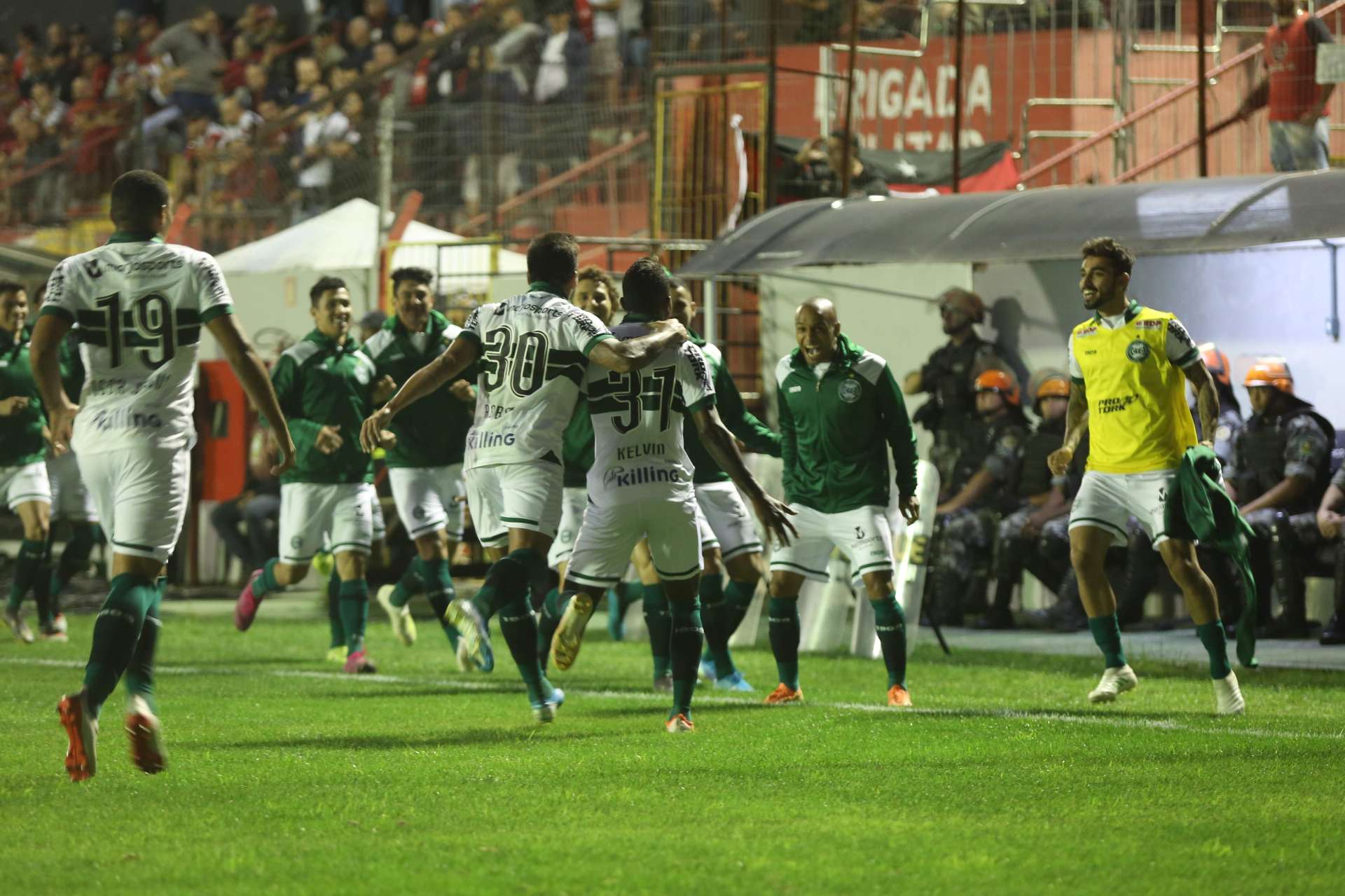 Coritiba vence e segue no G-4 do Brasileiro