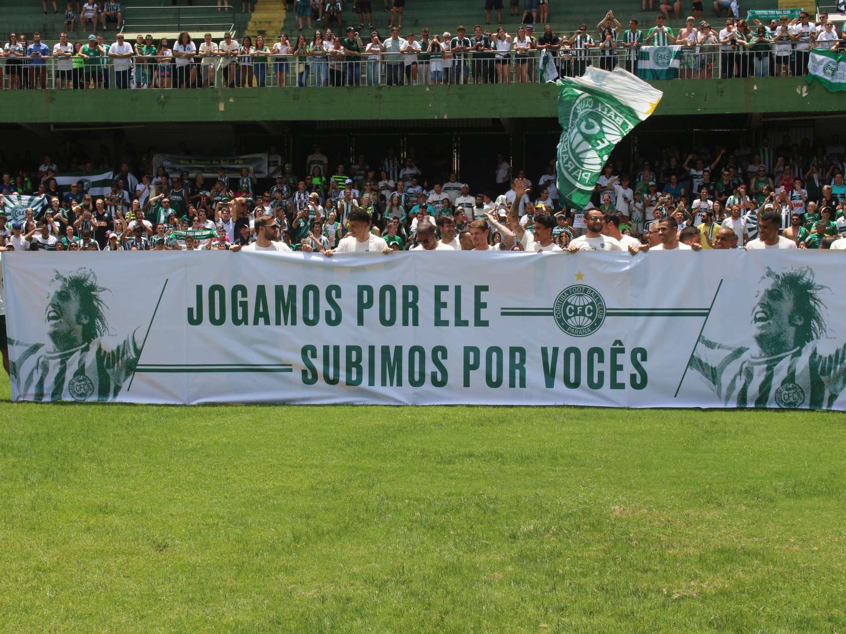 Elenco agradece torcida coxa-branca