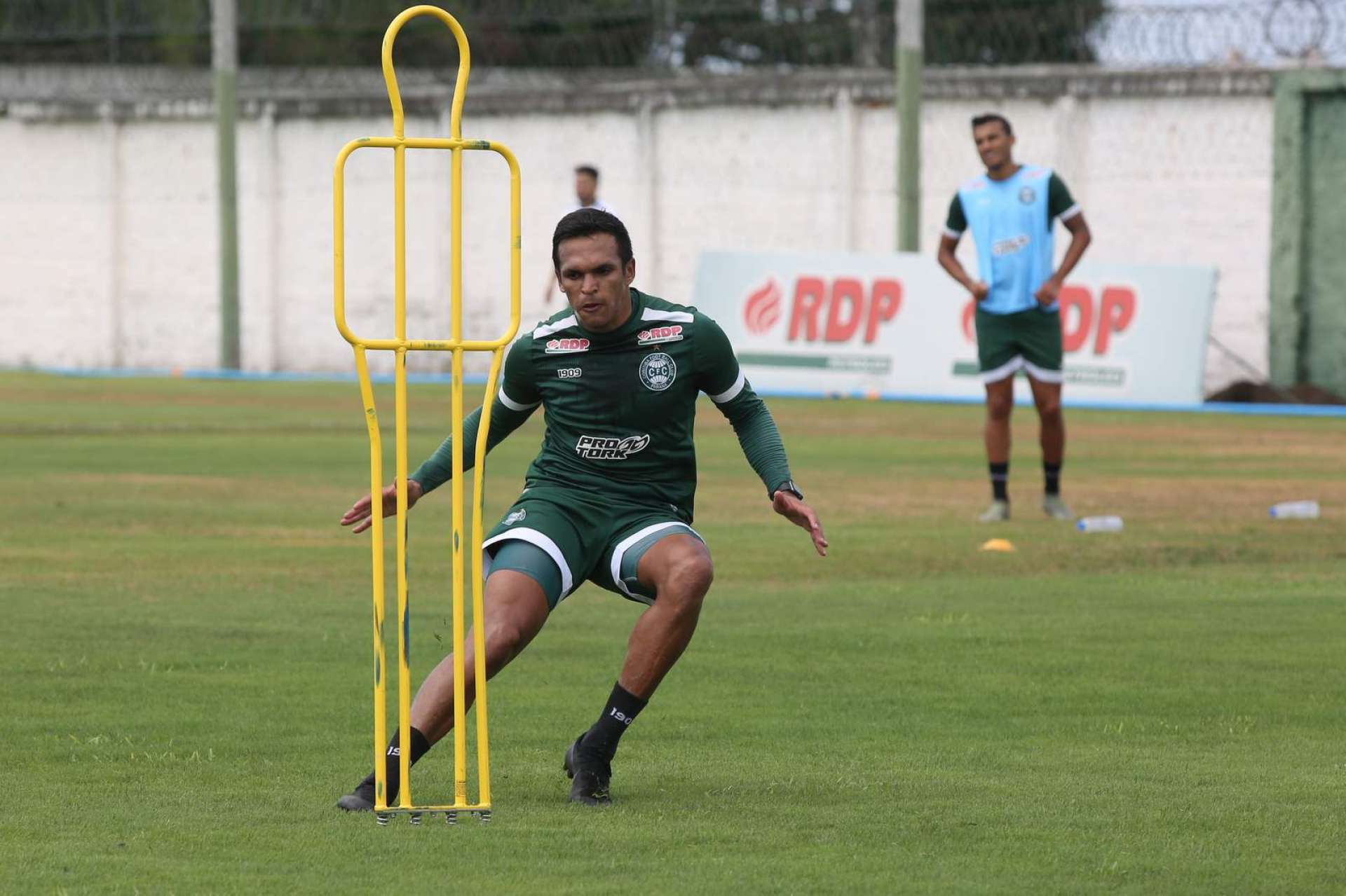 Coxa encaminha renovaes contratuais