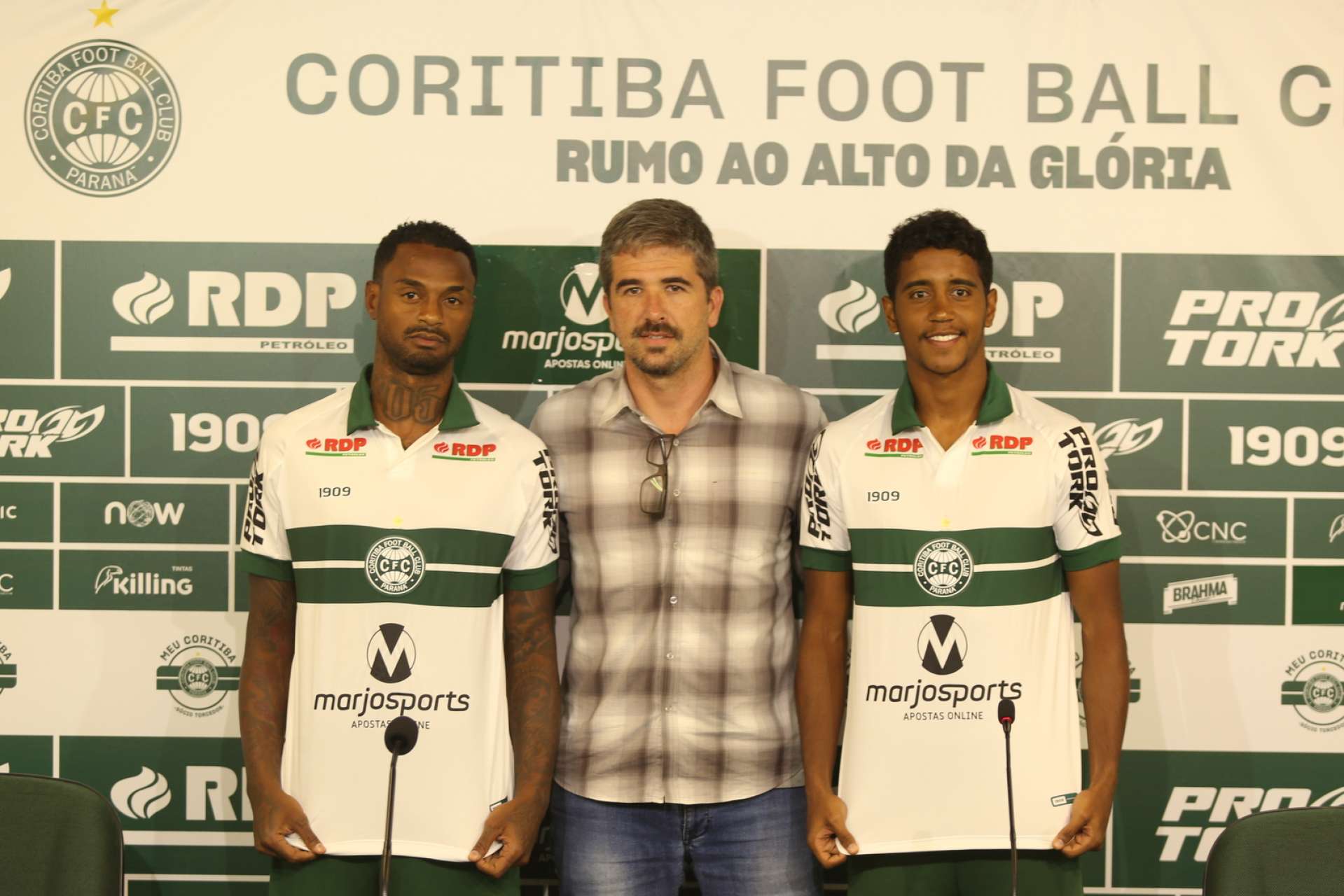 Coritiba apresenta novos atletas