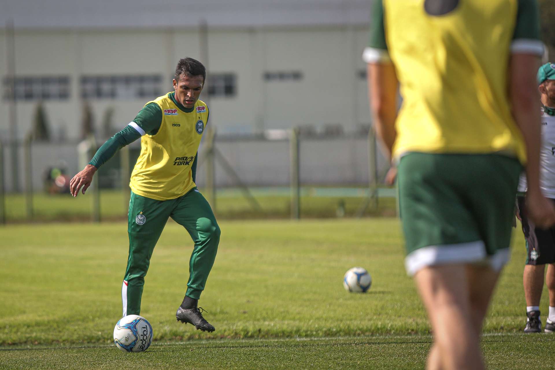 Coxa abre semana de trabalho