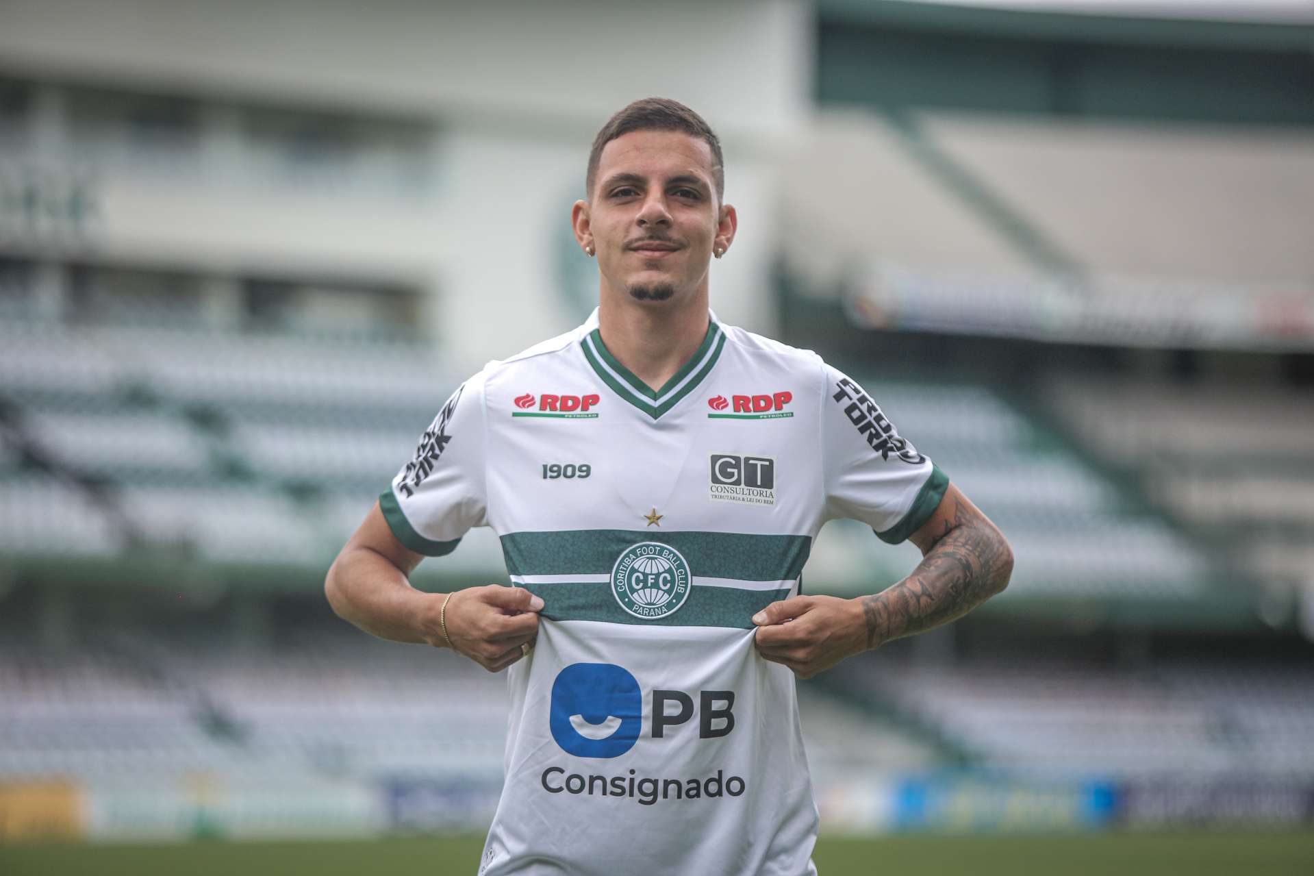 Coritiba renova vnculo com o lateral esquerdo Angelo