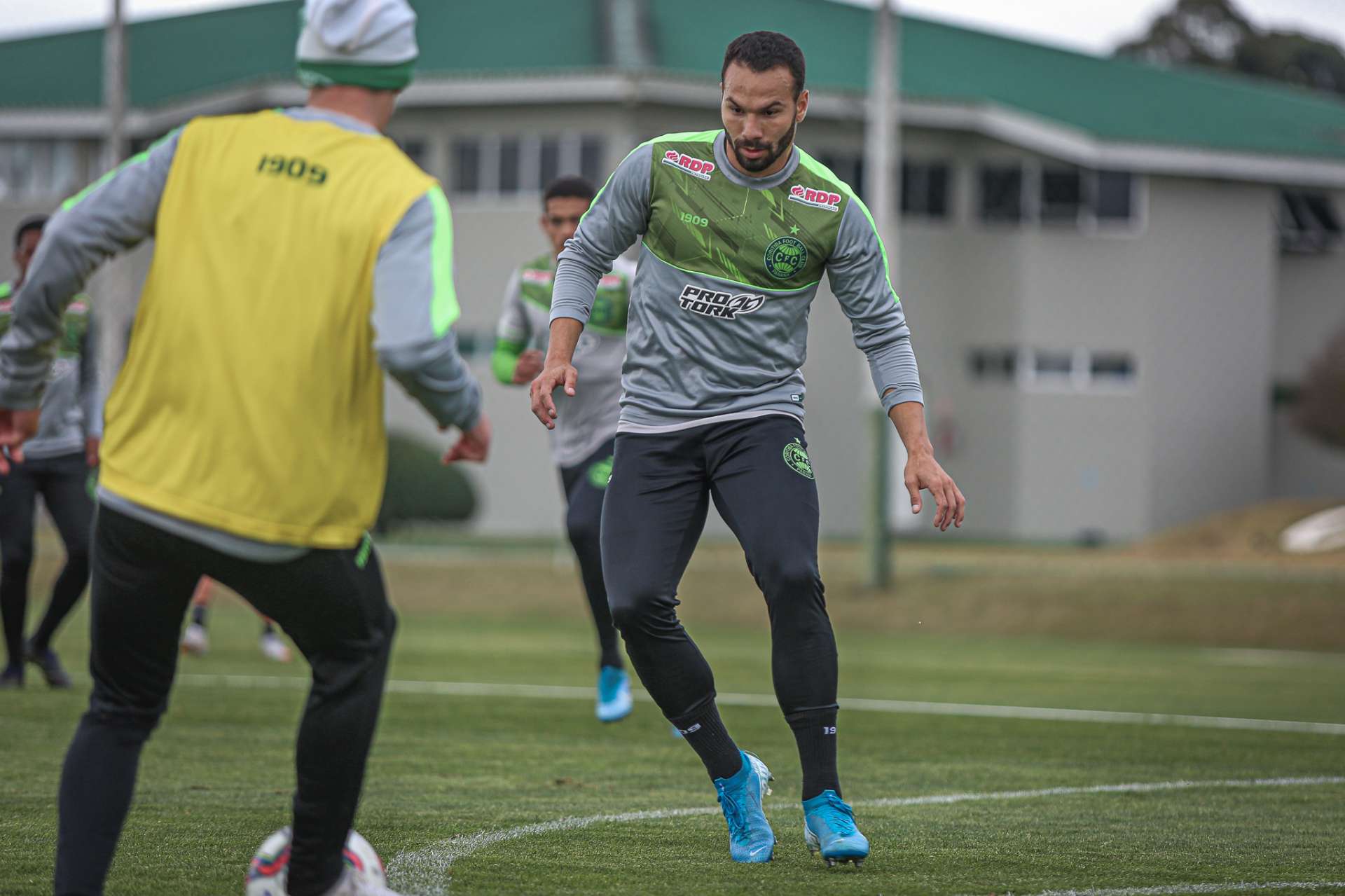 Edson sofre leso