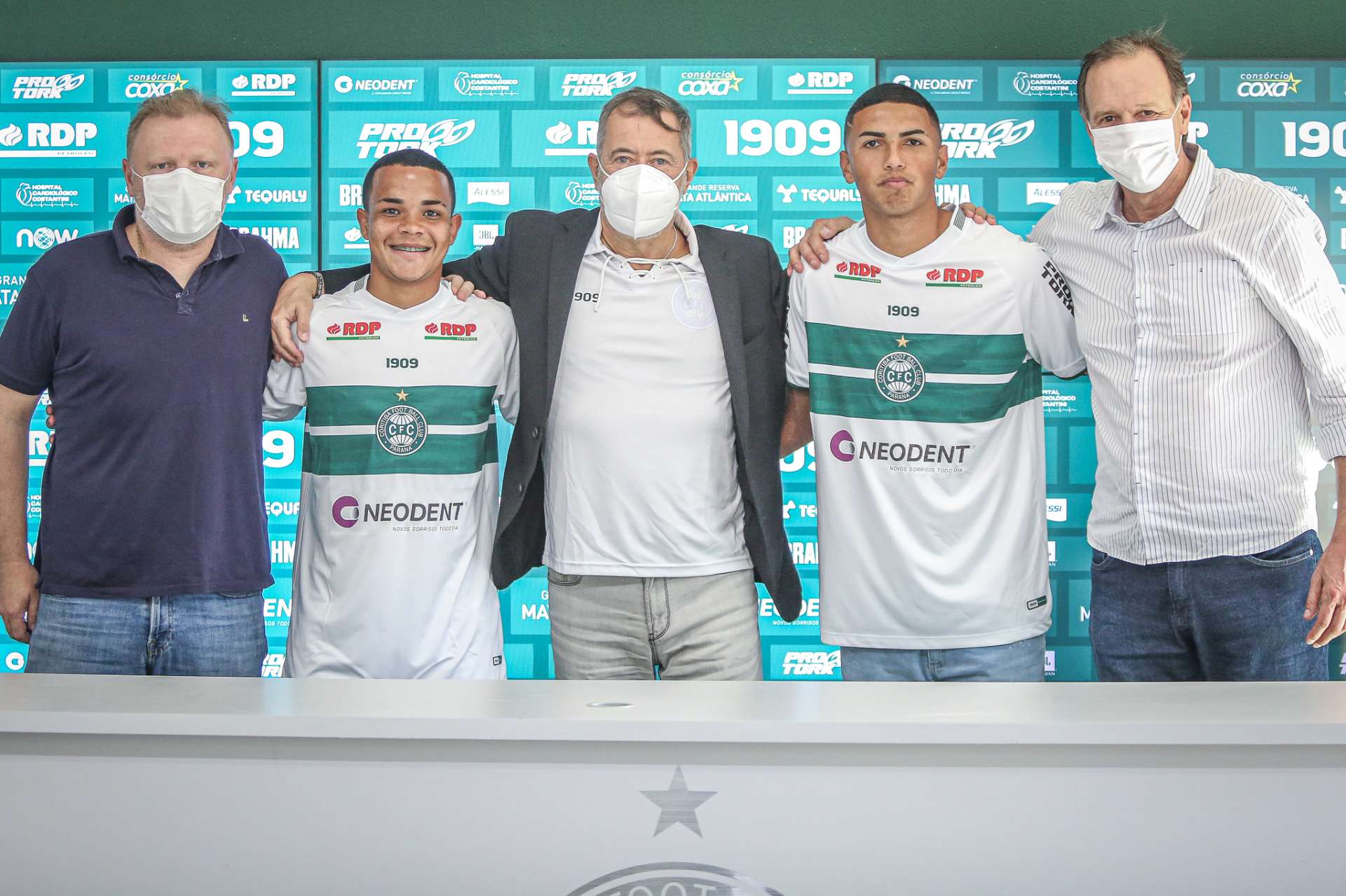 #PisdoCouto assinam primeiro contrato profissional