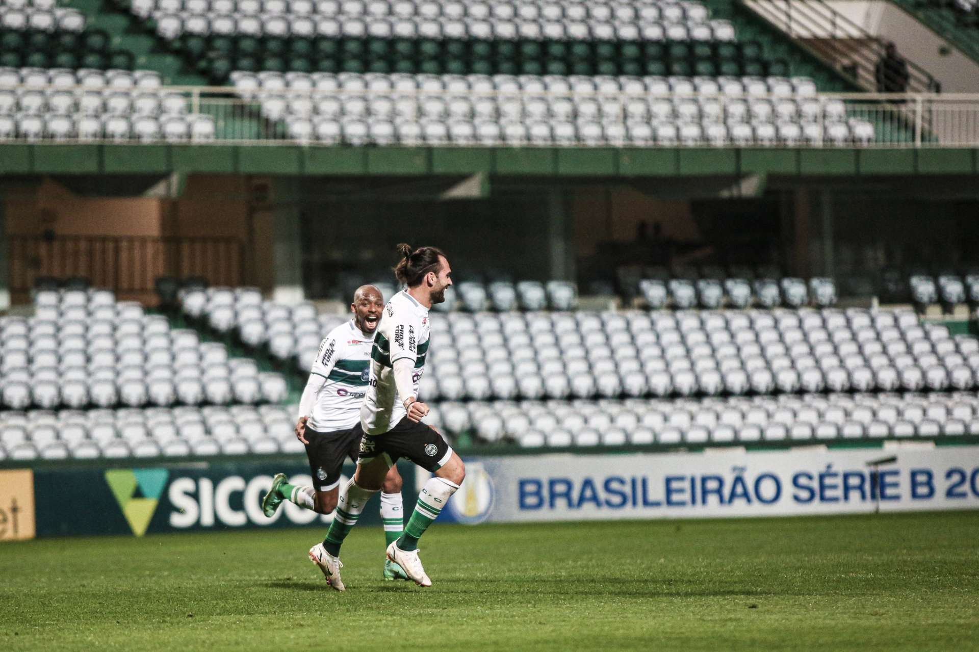 Coxa vence e mantm liderana no Brasileiro