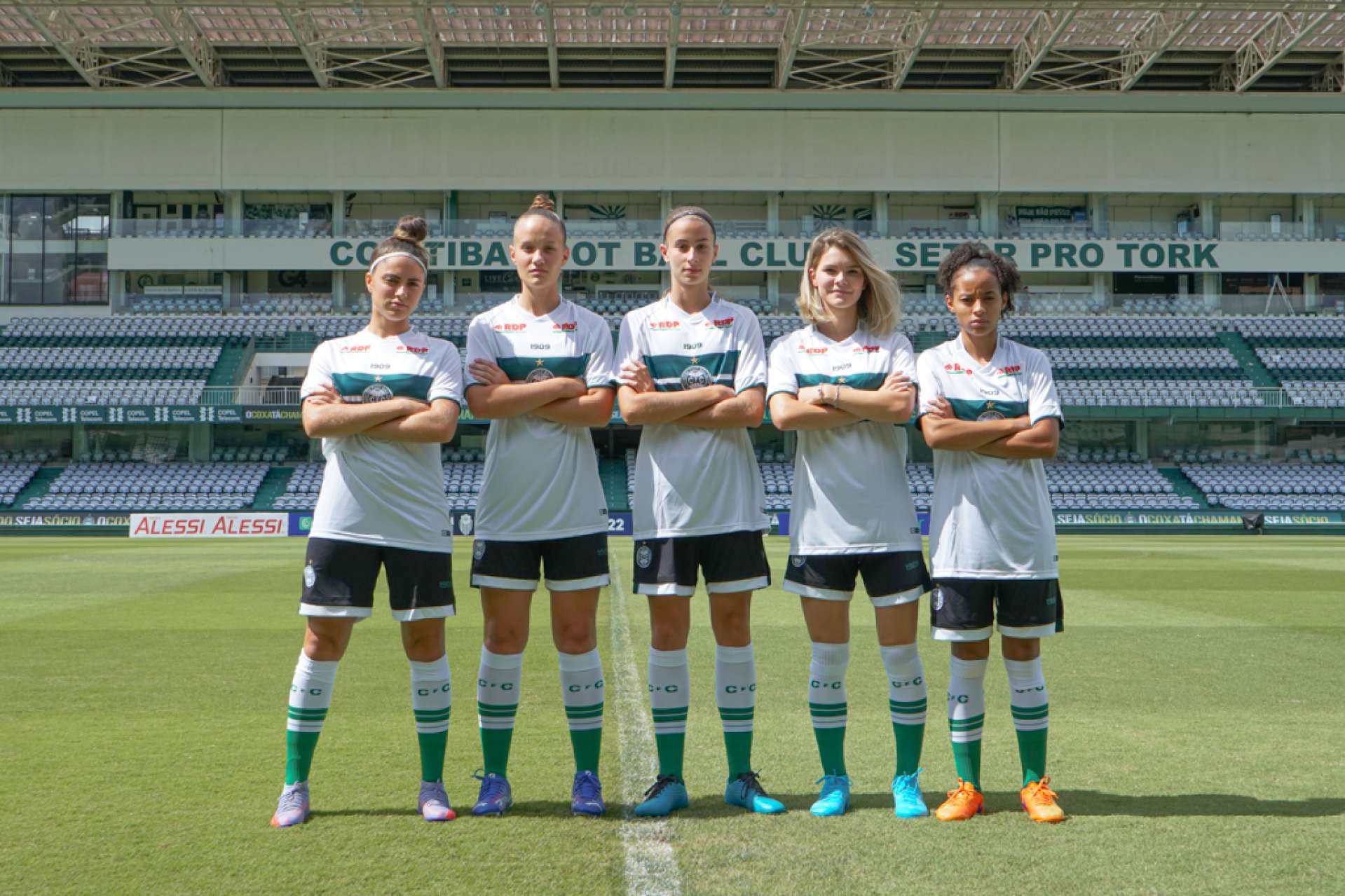 Coxa anuncia novo time de futebol feminino