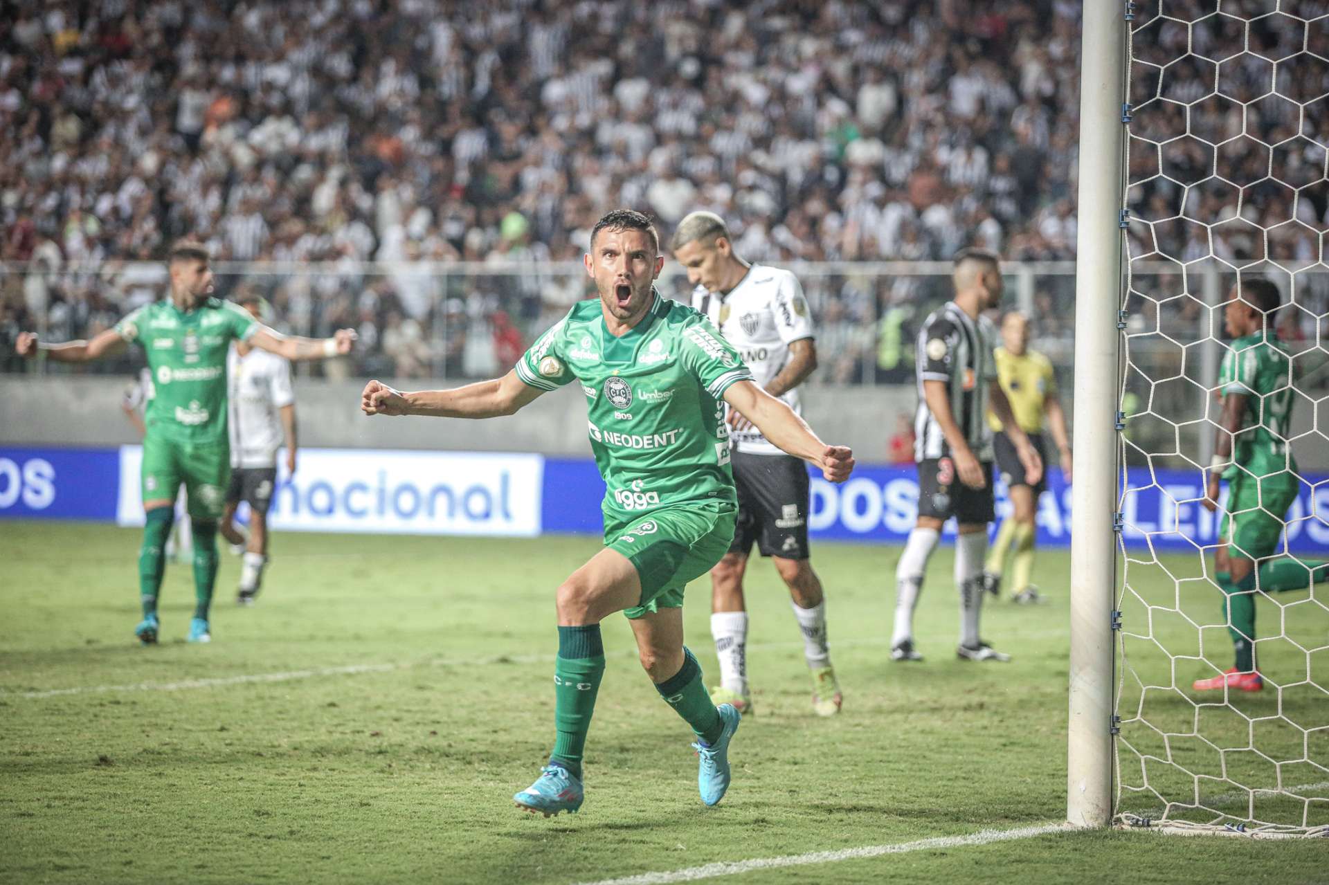 Primeiro gol do Martnez! 