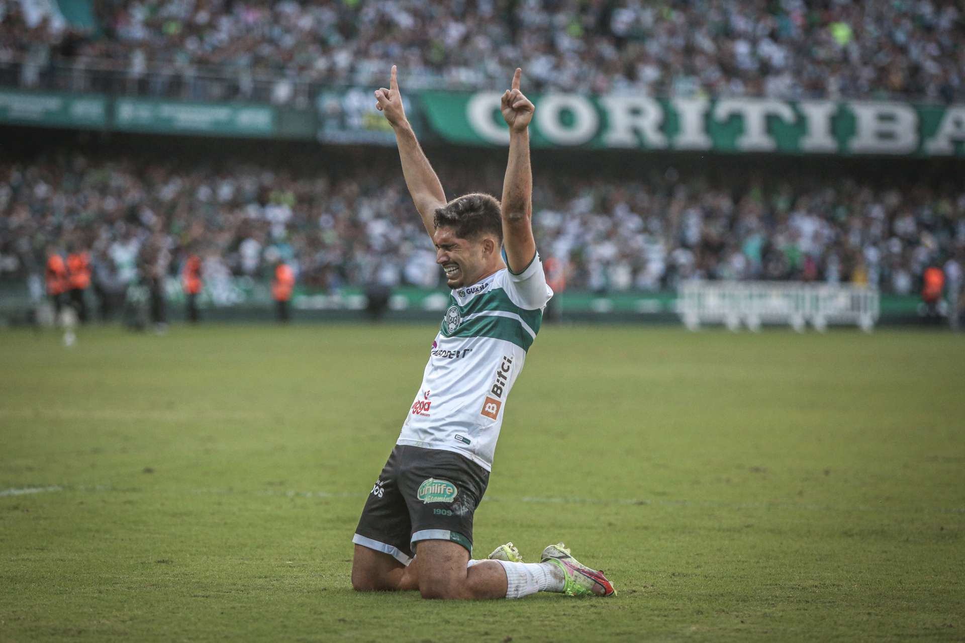 Andrey sofre leso no joelho