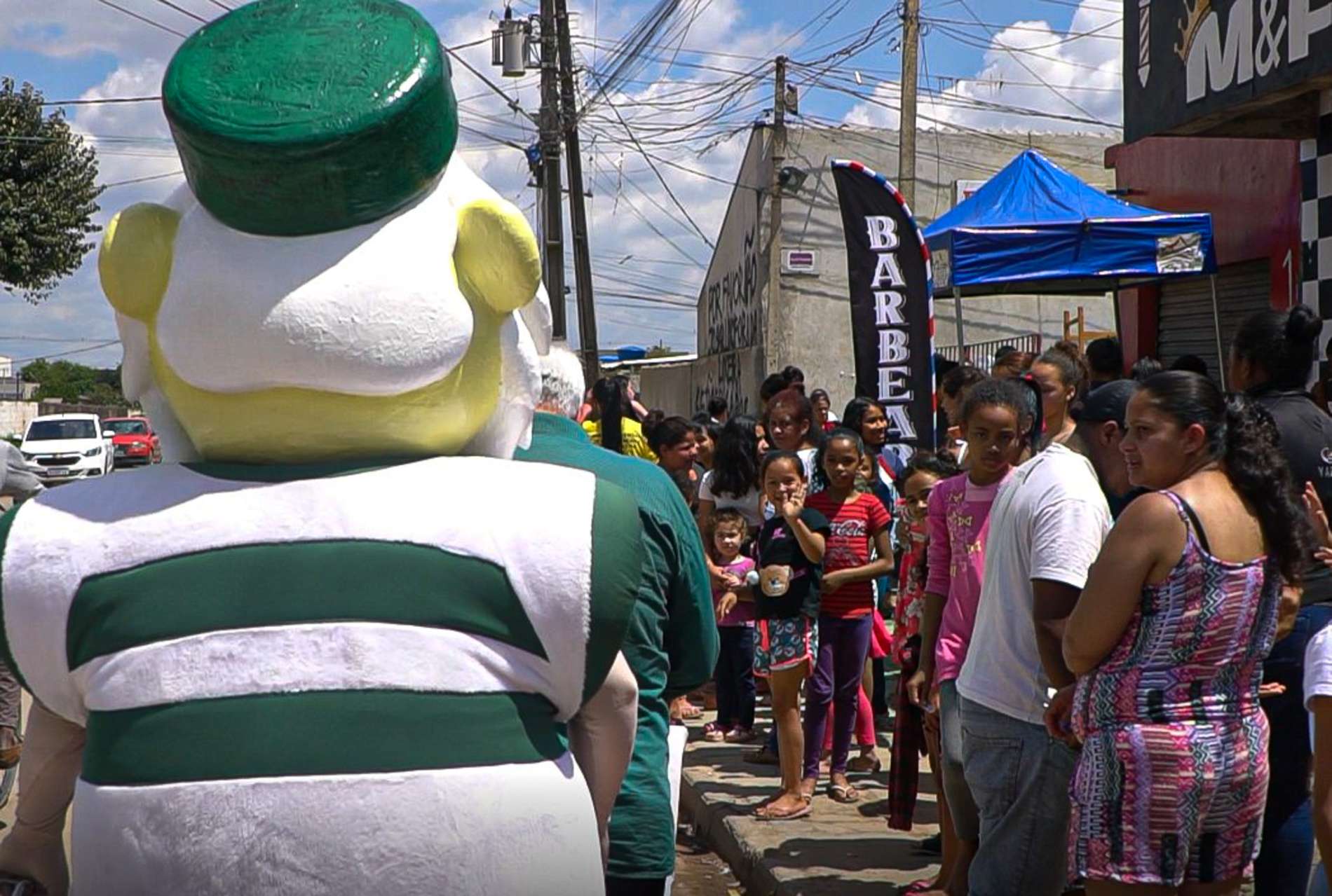  Crianas recebem brinquedos arrecadados no Coxa Day