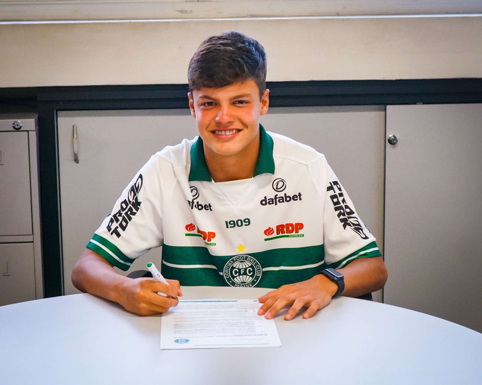 Coritiba renova vnculo com atleta da base