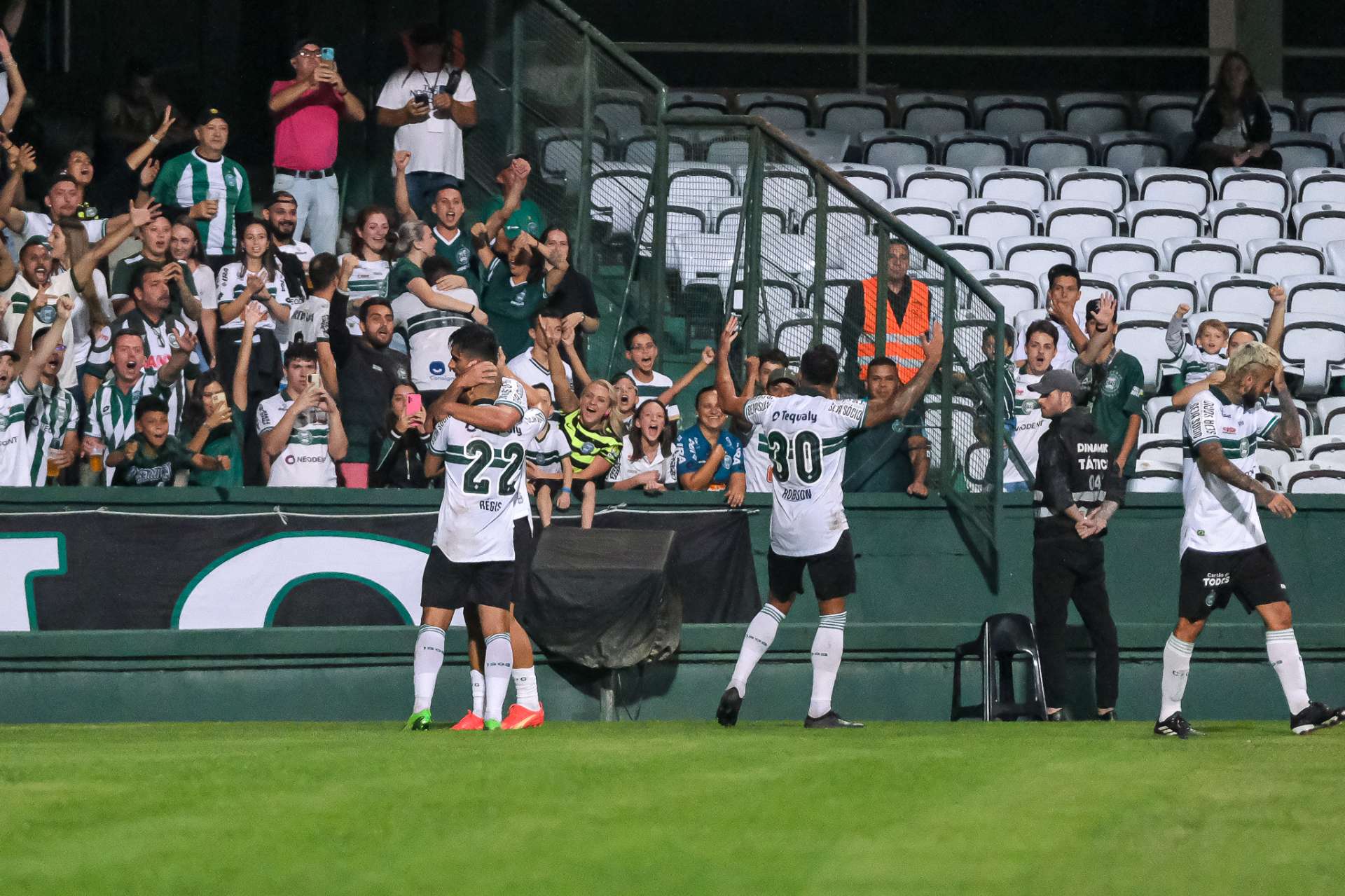 Vitria com apoio da torcida 
