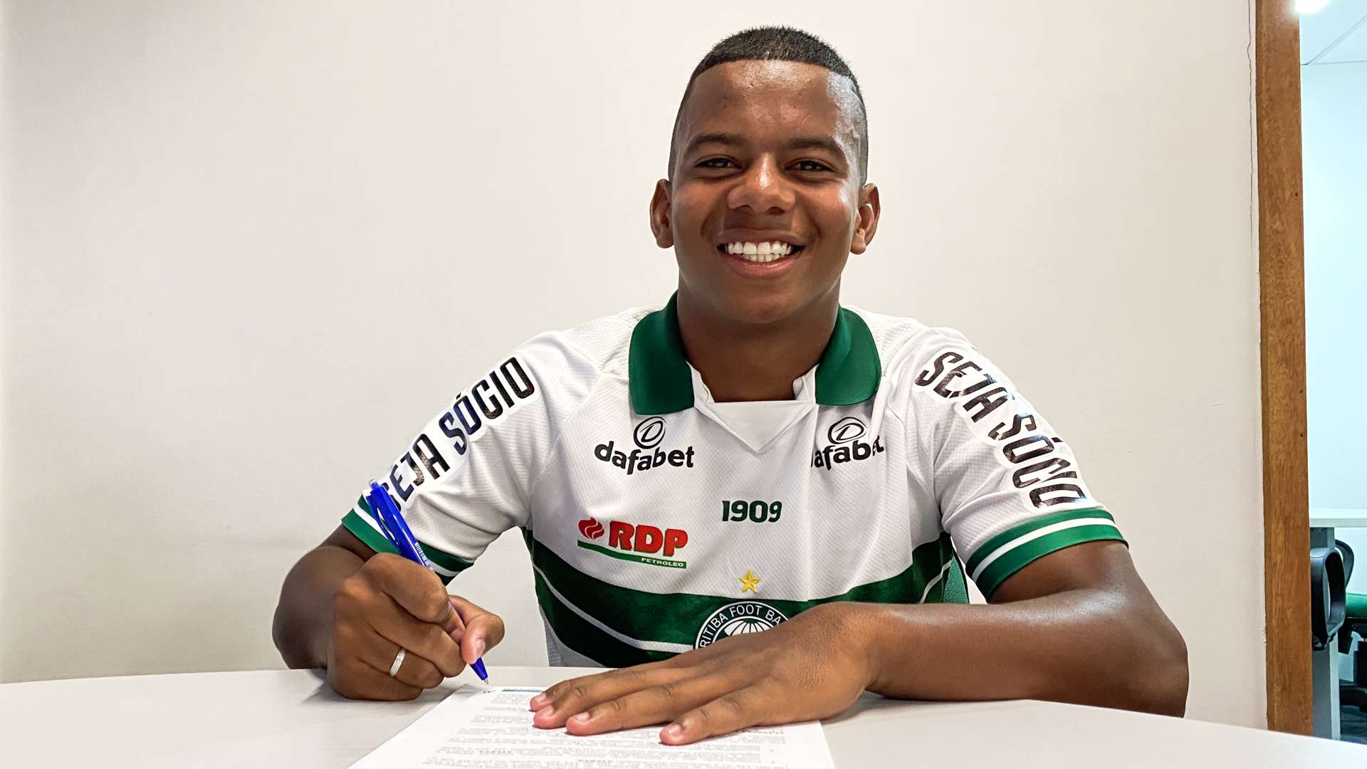 Coritiba renova vnculo com Diogo Batista