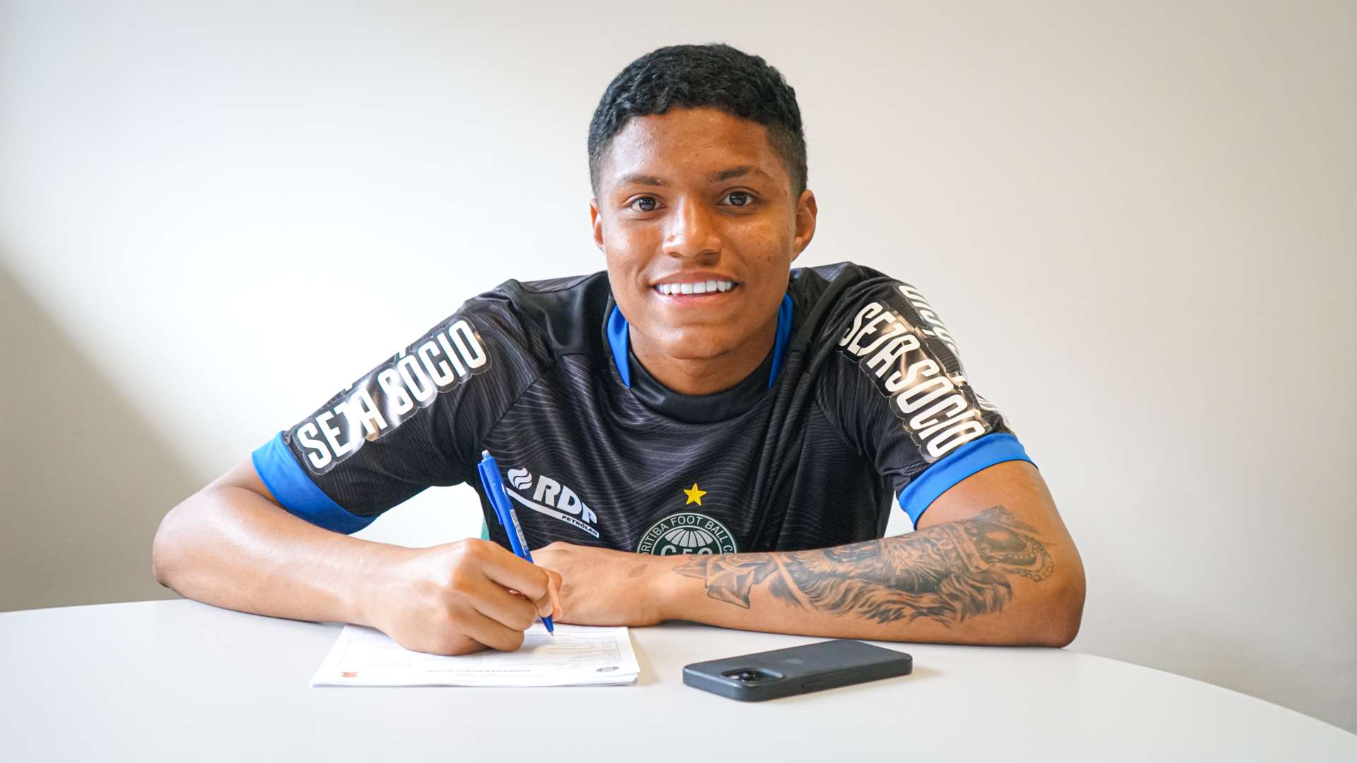 Adriano Junior assina contrato profissional com o Coritiba