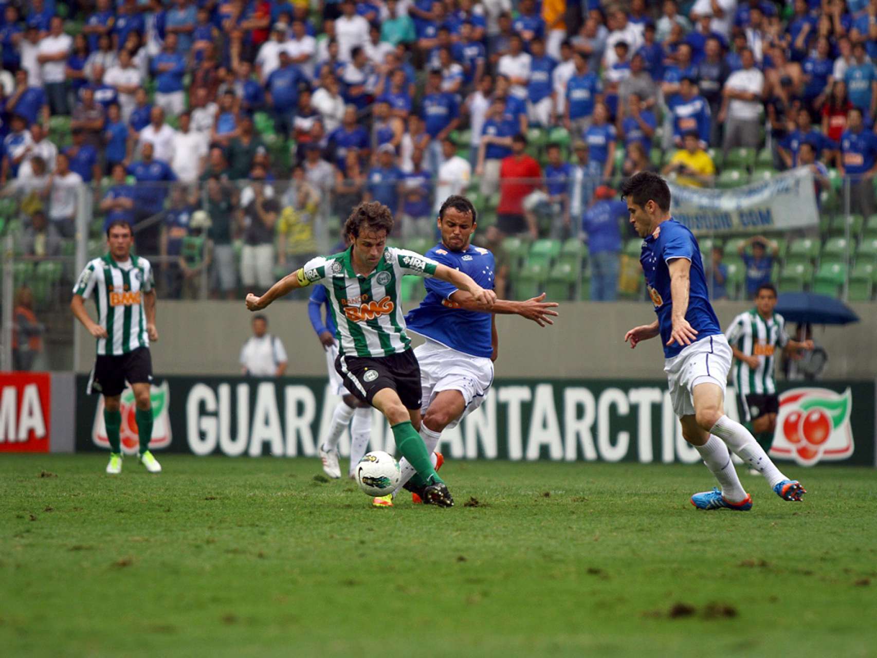 Desfalcado, Coxa pega o Cruzeiro em Minas Gerais