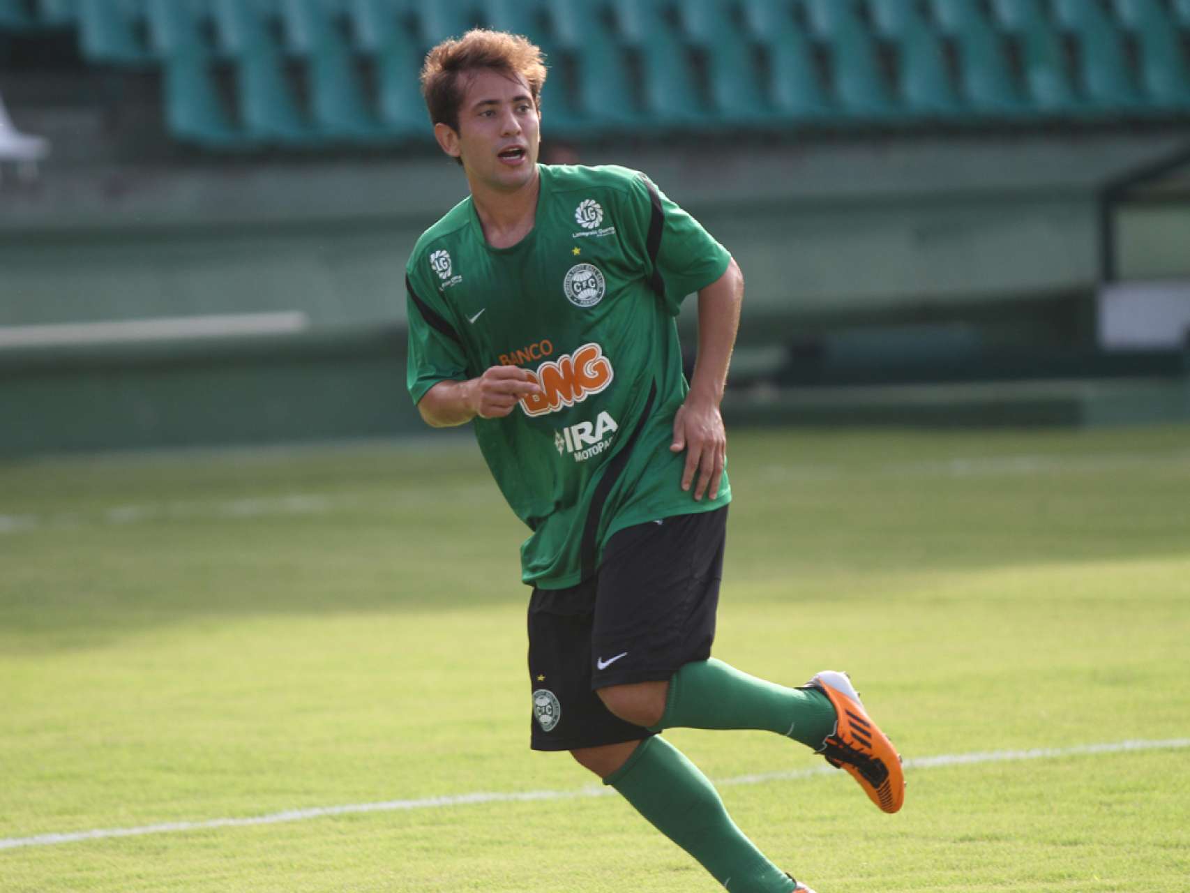 Everton Ribeiro comemora semana de treinos